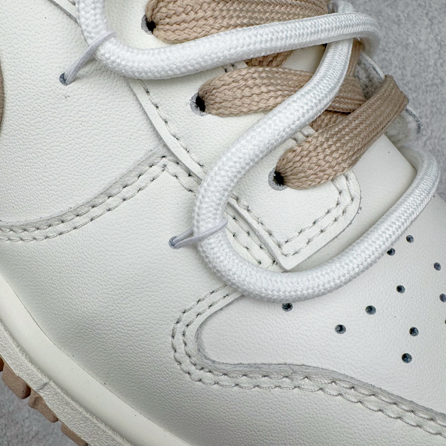 图片[17]-＃YC纯原 NK Dunk Low 微糖奶咖 WG0510-070 此款灵感源自清晨咖啡里那抹温柔的奶沫，经典轮廓以低饱和度温柔调和，不浓不腻，散发着慵懒而高级的惬意感。细节处诉说着匠心精神，在简约中悄然注入舒适呼吸感。无论是松弛日常的通勤漫步，还是轻快活力的街头探索，它总能温柔包裹你的每一步，将那份治愈的低糖暖意，系于足尖。定制系列天花板 无原鞋不开发 全系列得物原鞋一比一校对开发 配色持续更新中 终端对接 优势输出 全套原厂楦头原纸板数据档案倾力打造 原汁原味莞产 极致还原 圈内最强针车工艺 高端零售指定版 广东原厂配套原盒原标 鞋盒分三个尺码段 原厂冲刀 超高清洁度 全鞋零毛边皮料切割 采用原厂百宏鞋带以及原厂百宏织唛舌标 内标可供原厂几率过验 进口原装条纹中底布 四线拉帮白色点胶 原厂拉帮手法遵循公司 原厂电绣 极致还原 尺码：36 36.5 37.5 38 38.5 39 40 40.5 41 42 42.5 43 44 44.5 45 46-选品中心