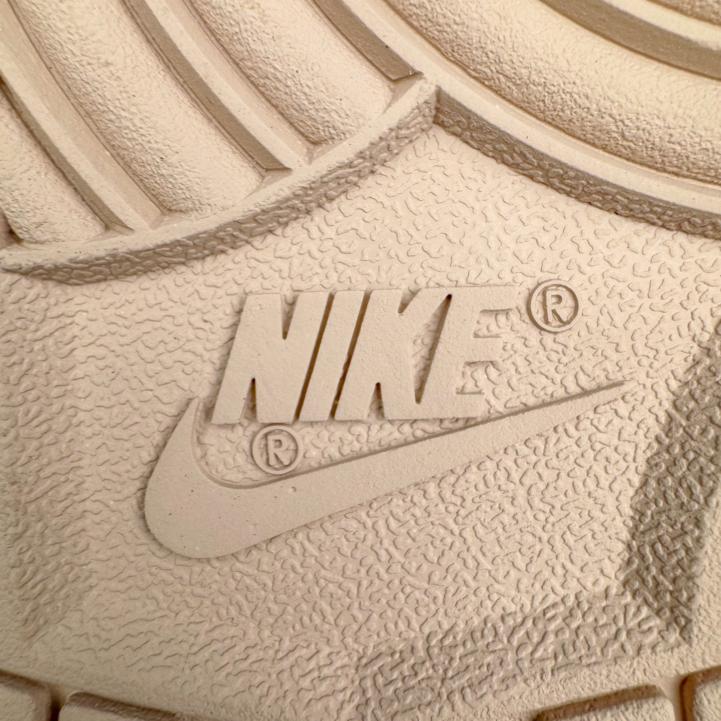 图片[11]-＃YC纯原 NK Dunk Low 微糖奶咖 WG0510-070 此款灵感源自清晨咖啡里那抹温柔的奶沫，经典轮廓以低饱和度温柔调和，不浓不腻，散发着慵懒而高级的惬意感。细节处诉说着匠心精神，在简约中悄然注入舒适呼吸感。无论是松弛日常的通勤漫步，还是轻快活力的街头探索，它总能温柔包裹你的每一步，将那份治愈的低糖暖意，系于足尖。定制系列天花板 无原鞋不开发 全系列得物原鞋一比一校对开发 配色持续更新中 终端对接 优势输出 全套原厂楦头原纸板数据档案倾力打造 原汁原味莞产 极致还原 圈内最强针车工艺 高端零售指定版 广东原厂配套原盒原标 鞋盒分三个尺码段 原厂冲刀 超高清洁度 全鞋零毛边皮料切割 采用原厂百宏鞋带以及原厂百宏织唛舌标 内标可供原厂几率过验 进口原装条纹中底布 四线拉帮白色点胶 原厂拉帮手法遵循公司 原厂电绣 极致还原 尺码：36 36.5 37.5 38 38.5 39 40 40.5 41 42 42.5 43 44 44.5 45 46-选品中心