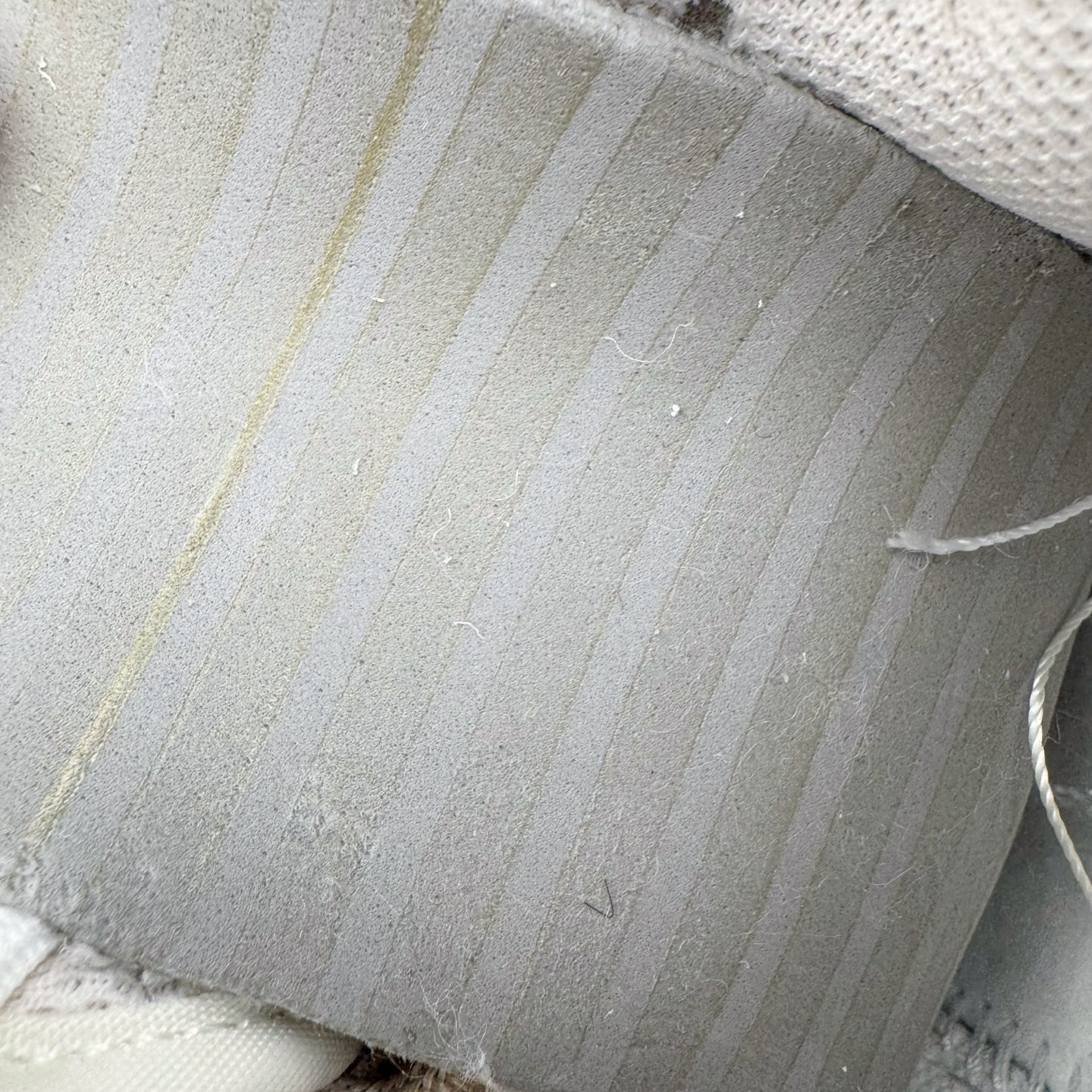 图片[20]-＃YC纯原 NK Dunk Low 微糖奶咖 WG0510-070 此款灵感源自清晨咖啡里那抹温柔的奶沫，经典轮廓以低饱和度温柔调和，不浓不腻，散发着慵懒而高级的惬意感。细节处诉说着匠心精神，在简约中悄然注入舒适呼吸感。无论是松弛日常的通勤漫步，还是轻快活力的街头探索，它总能温柔包裹你的每一步，将那份治愈的低糖暖意，系于足尖。定制系列天花板 无原鞋不开发 全系列得物原鞋一比一校对开发 配色持续更新中 终端对接 优势输出 全套原厂楦头原纸板数据档案倾力打造 原汁原味莞产 极致还原 圈内最强针车工艺 高端零售指定版 广东原厂配套原盒原标 鞋盒分三个尺码段 原厂冲刀 超高清洁度 全鞋零毛边皮料切割 采用原厂百宏鞋带以及原厂百宏织唛舌标 内标可供原厂几率过验 进口原装条纹中底布 四线拉帮白色点胶 原厂拉帮手法遵循公司 原厂电绣 极致还原 尺码：36 36.5 37.5 38 38.5 39 40 40.5 41 42 42.5 43 44 44.5 45 46-选品中心