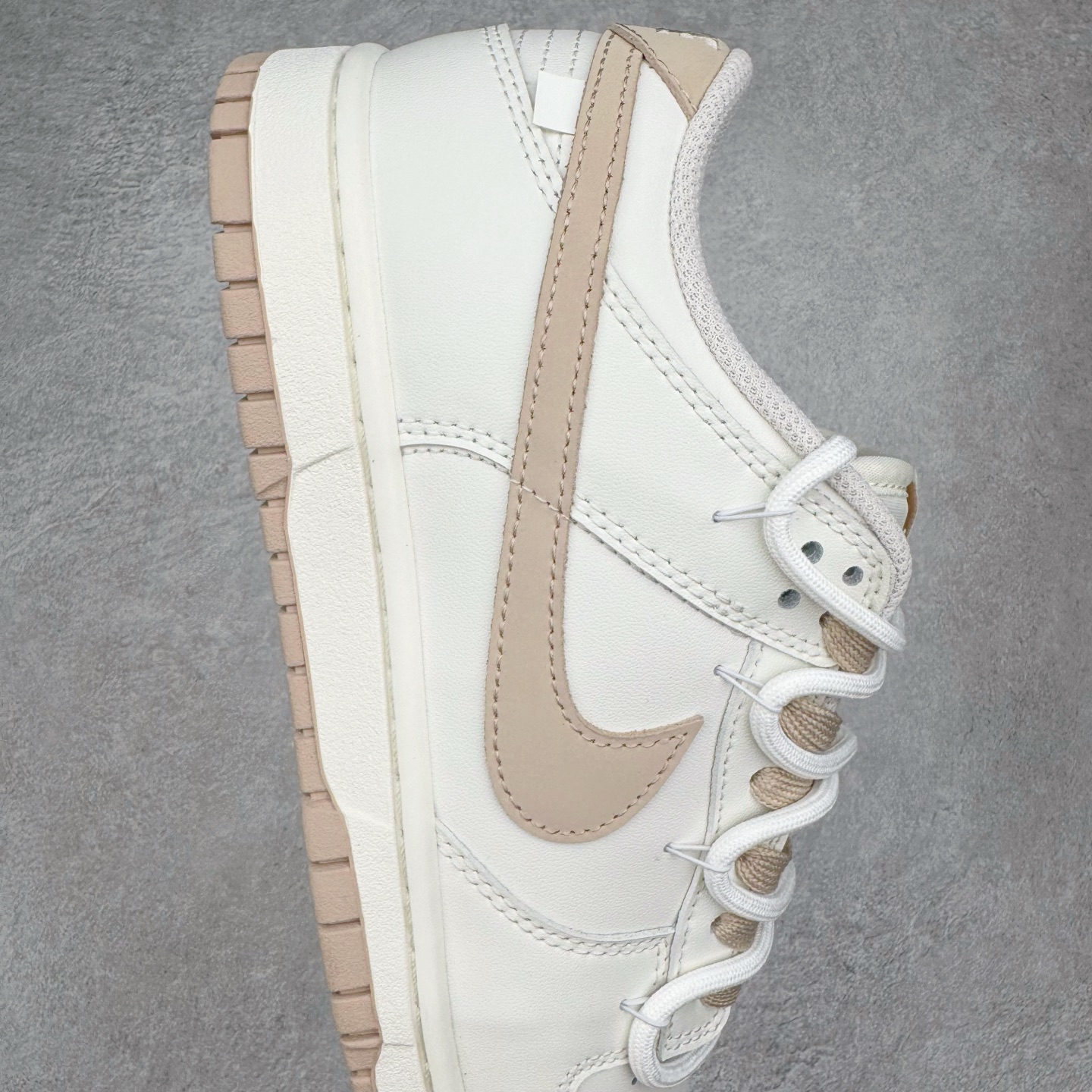 图片[6]-＃YC纯原 NK Dunk Low 微糖奶咖 WG0510-070 此款灵感源自清晨咖啡里那抹温柔的奶沫，经典轮廓以低饱和度温柔调和，不浓不腻，散发着慵懒而高级的惬意感。细节处诉说着匠心精神，在简约中悄然注入舒适呼吸感。无论是松弛日常的通勤漫步，还是轻快活力的街头探索，它总能温柔包裹你的每一步，将那份治愈的低糖暖意，系于足尖。定制系列天花板 无原鞋不开发 全系列得物原鞋一比一校对开发 配色持续更新中 终端对接 优势输出 全套原厂楦头原纸板数据档案倾力打造 原汁原味莞产 极致还原 圈内最强针车工艺 高端零售指定版 广东原厂配套原盒原标 鞋盒分三个尺码段 原厂冲刀 超高清洁度 全鞋零毛边皮料切割 采用原厂百宏鞋带以及原厂百宏织唛舌标 内标可供原厂几率过验 进口原装条纹中底布 四线拉帮白色点胶 原厂拉帮手法遵循公司 原厂电绣 极致还原 尺码：36 36.5 37.5 38 38.5 39 40 40.5 41 42 42.5 43 44 44.5 45 46-选品中心