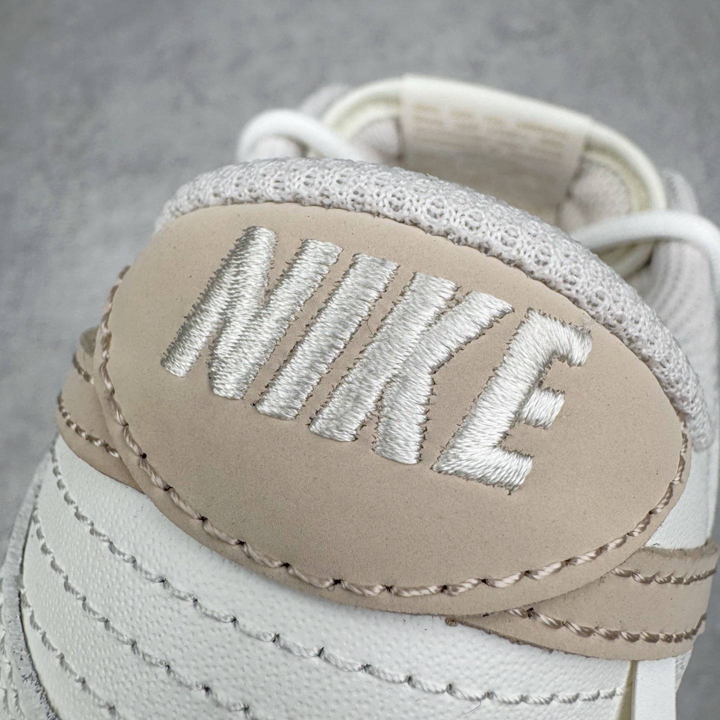 图片[15]-＃YC纯原 NK Dunk Low 微糖奶咖 WG0510-070 此款灵感源自清晨咖啡里那抹温柔的奶沫，经典轮廓以低饱和度温柔调和，不浓不腻，散发着慵懒而高级的惬意感。细节处诉说着匠心精神，在简约中悄然注入舒适呼吸感。无论是松弛日常的通勤漫步，还是轻快活力的街头探索，它总能温柔包裹你的每一步，将那份治愈的低糖暖意，系于足尖。定制系列天花板 无原鞋不开发 全系列得物原鞋一比一校对开发 配色持续更新中 终端对接 优势输出 全套原厂楦头原纸板数据档案倾力打造 原汁原味莞产 极致还原 圈内最强针车工艺 高端零售指定版 广东原厂配套原盒原标 鞋盒分三个尺码段 原厂冲刀 超高清洁度 全鞋零毛边皮料切割 采用原厂百宏鞋带以及原厂百宏织唛舌标 内标可供原厂几率过验 进口原装条纹中底布 四线拉帮白色点胶 原厂拉帮手法遵循公司 原厂电绣 极致还原 尺码：36 36.5 37.5 38 38.5 39 40 40.5 41 42 42.5 43 44 44.5 45 46-选品中心