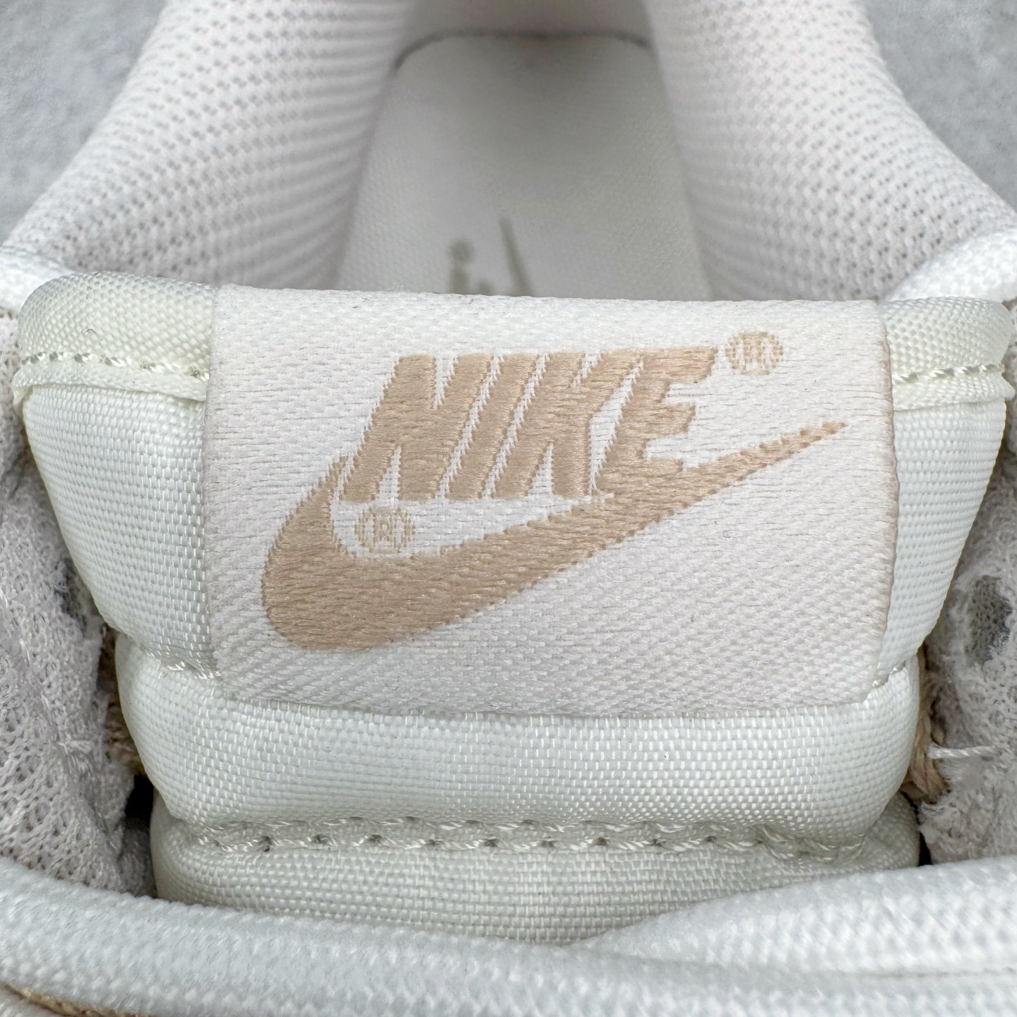 图片[18]-＃YC纯原 NK Dunk Low 微糖奶咖 WG0510-070 此款灵感源自清晨咖啡里那抹温柔的奶沫，经典轮廓以低饱和度温柔调和，不浓不腻，散发着慵懒而高级的惬意感。细节处诉说着匠心精神，在简约中悄然注入舒适呼吸感。无论是松弛日常的通勤漫步，还是轻快活力的街头探索，它总能温柔包裹你的每一步，将那份治愈的低糖暖意，系于足尖。定制系列天花板 无原鞋不开发 全系列得物原鞋一比一校对开发 配色持续更新中 终端对接 优势输出 全套原厂楦头原纸板数据档案倾力打造 原汁原味莞产 极致还原 圈内最强针车工艺 高端零售指定版 广东原厂配套原盒原标 鞋盒分三个尺码段 原厂冲刀 超高清洁度 全鞋零毛边皮料切割 采用原厂百宏鞋带以及原厂百宏织唛舌标 内标可供原厂几率过验 进口原装条纹中底布 四线拉帮白色点胶 原厂拉帮手法遵循公司 原厂电绣 极致还原 尺码：36 36.5 37.5 38 38.5 39 40 40.5 41 42 42.5 43 44 44.5 45 46-选品中心