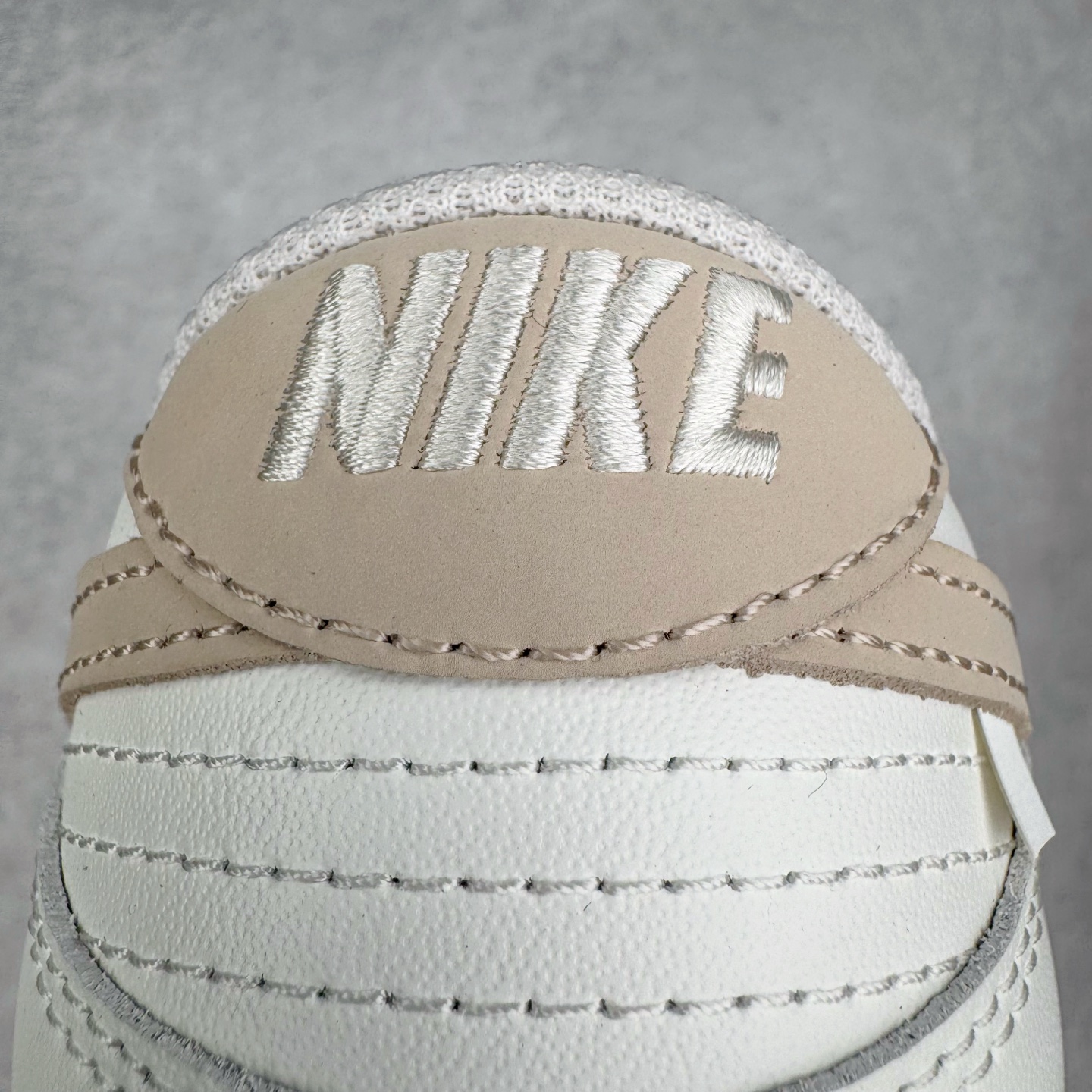 图片[10]-＃YC纯原 NK Dunk Low 微糖奶咖 WG0510-070 此款灵感源自清晨咖啡里那抹温柔的奶沫，经典轮廓以低饱和度温柔调和，不浓不腻，散发着慵懒而高级的惬意感。细节处诉说着匠心精神，在简约中悄然注入舒适呼吸感。无论是松弛日常的通勤漫步，还是轻快活力的街头探索，它总能温柔包裹你的每一步，将那份治愈的低糖暖意，系于足尖。定制系列天花板 无原鞋不开发 全系列得物原鞋一比一校对开发 配色持续更新中 终端对接 优势输出 全套原厂楦头原纸板数据档案倾力打造 原汁原味莞产 极致还原 圈内最强针车工艺 高端零售指定版 广东原厂配套原盒原标 鞋盒分三个尺码段 原厂冲刀 超高清洁度 全鞋零毛边皮料切割 采用原厂百宏鞋带以及原厂百宏织唛舌标 内标可供原厂几率过验 进口原装条纹中底布 四线拉帮白色点胶 原厂拉帮手法遵循公司 原厂电绣 极致还原 尺码：36 36.5 37.5 38 38.5 39 40 40.5 41 42 42.5 43 44 44.5 45 46-选品中心