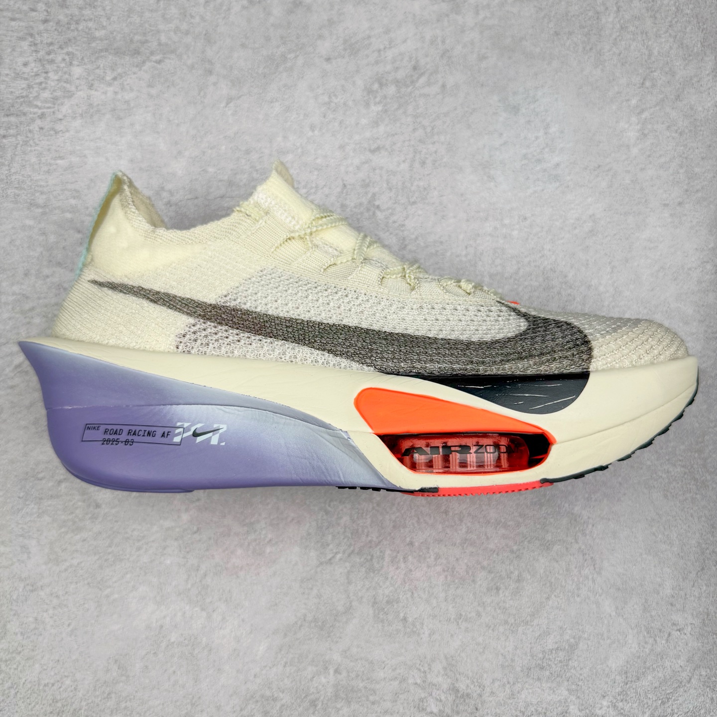 ＃JC纯原 NK Air Zoom Alphafly NEXT% 3 2024全新马拉松超级跑鞋 FD8315-101 有史以来最轻盈、测试次数最多的NK Alphafly 经过精英马拉松运动员的测试验证 并搭载Air Zoom气垫 旨在助力跑者实现突破 取得更佳的成绩 在开发过程中 Alphafly 3帮助耐克运动员凯尔文·基普图姆（Kelvin Kiptum）以2：00：35的成绩刷新了马拉松世界纪录 Alphafly的动力设计没有改变——Air Zoom气垫单元、Flyplate碳纤维板和ZoomX泡绵 但是整体系统的制作方法略有调整 优化和提升了对运动员的帮助 主要更新包括一体式鞋底 提供顺畅稳定的“后跟到脚趾”过渡；更宽的全长Flyplate碳纤维板提供稳定助推力 全新Fast Shot外底保证出色牵引力和抓地力 全新Atomknit 3.0鞋面提供更强的控制力、透气性和中足支撑力 尺码：36 36.5 37.5 38 38.5 39 40 40.5 41 42 42.5 43 44 44.5 45 46-选品中心