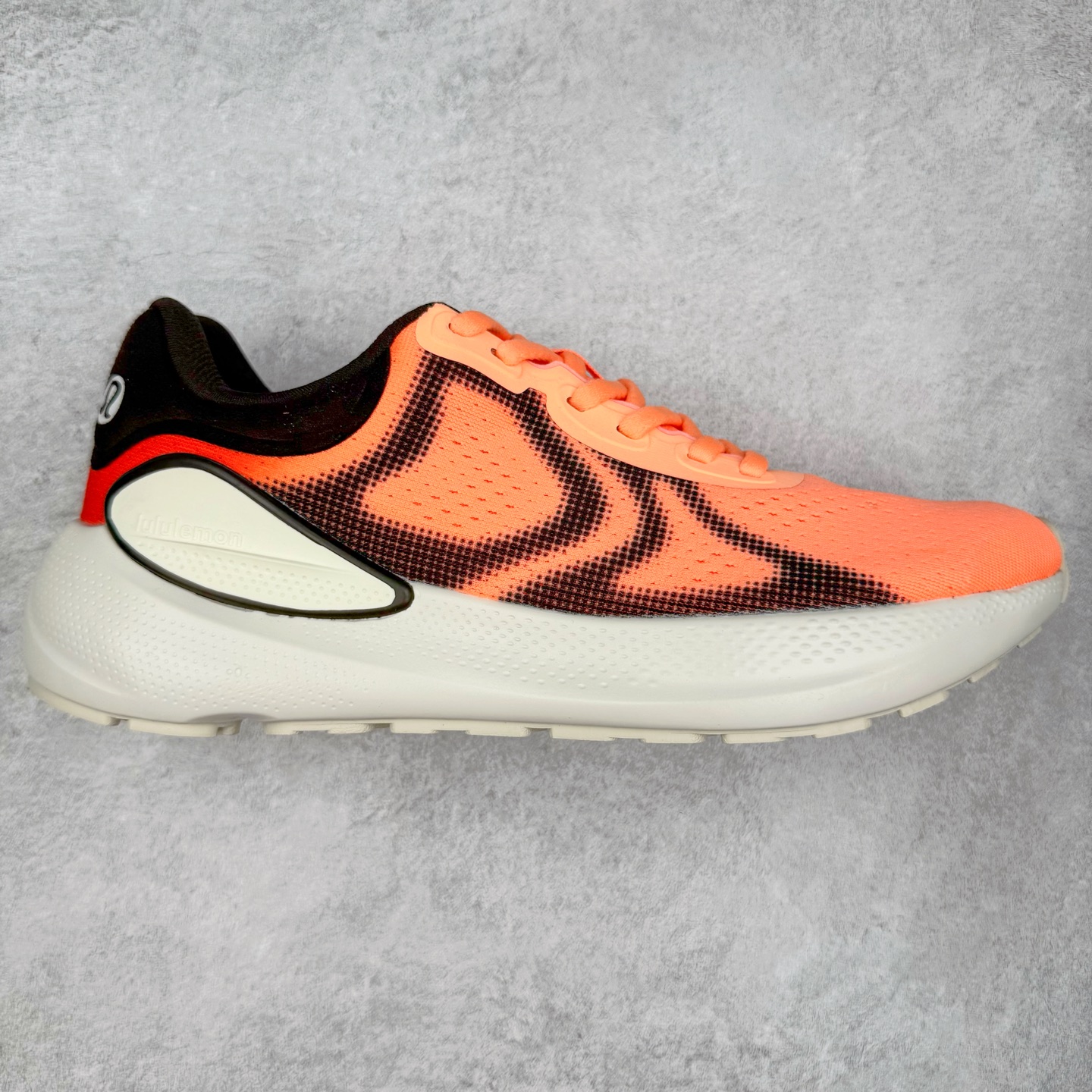 lululemon beyondfeel 露露乐檬舒适防滑耐磨低帮跑步鞋 Cityverse将运动性能融入经典休闲鞋中，中底提供出色缓震，并贴合足部曲线，带来全天候的舒适感。鞋面采用两种材质拼接，且前半部分采用热熔压胶处理，无任何缝线，保留了鞋身整体性。模制泡沫的鞋垫带来上乘的脚感，在平日休闲穿着时不会磨脚，也能提供轻质软弹的效果。25年来，lululemon一直秉持“感受为先”的设计理念，并相信更好的感受带来更好的表现。此次男鞋的设计亦是如此。投入多年研究，针对男性在不同运动场景中的脚步形态设计了不同鞋履款式。同时，还进行了生物力学与形态学研究，为“他”带来更好的贴合度和感受。尺码：36 36.5 37.5 38 38.5 39 40 40.5 41 42 42.5 43 44 45-选品中心