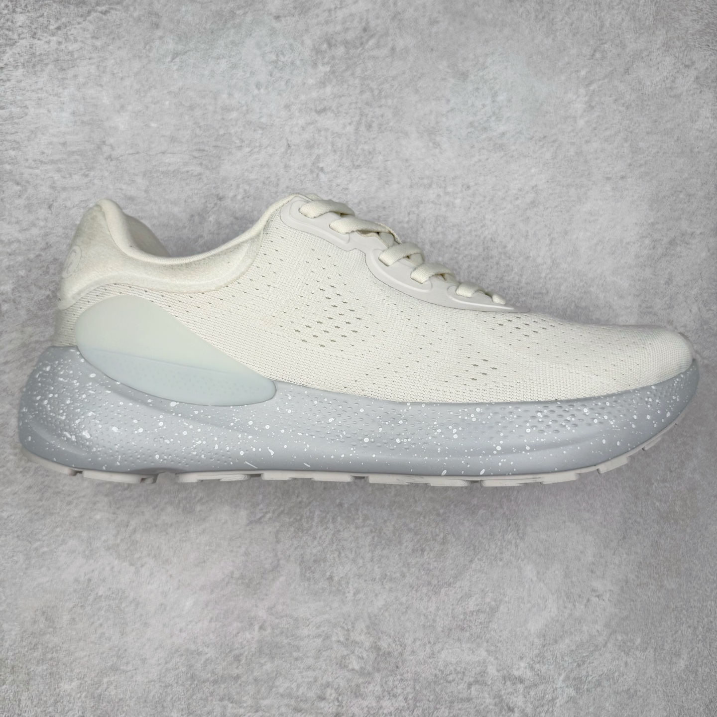 lululemon beyondfeel 露露乐檬舒适防滑耐磨低帮跑步鞋 Cityverse将运动性能融入经典休闲鞋中，中底提供出色缓震，并贴合足部曲线，带来全天候的舒适感。鞋面采用两种材质拼接，且前半部分采用热熔压胶处理，无任何缝线，保留了鞋身整体性。模制泡沫的鞋垫带来上乘的脚感，在平日休闲穿着时不会磨脚，也能提供轻质软弹的效果。25年来，lululemon一直秉持“感受为先”的设计理念，并相信更好的感受带来更好的表现。此次男鞋的设计亦是如此。投入多年研究，针对男性在不同运动场景中的脚步形态设计了不同鞋履款式。同时，还进行了生物力学与形态学研究，为“他”带来更好的贴合度和感受。尺码：36 36.5 37.5 38 38.5 39 40 40.5 41 42 42.5 43 44 45-选品中心