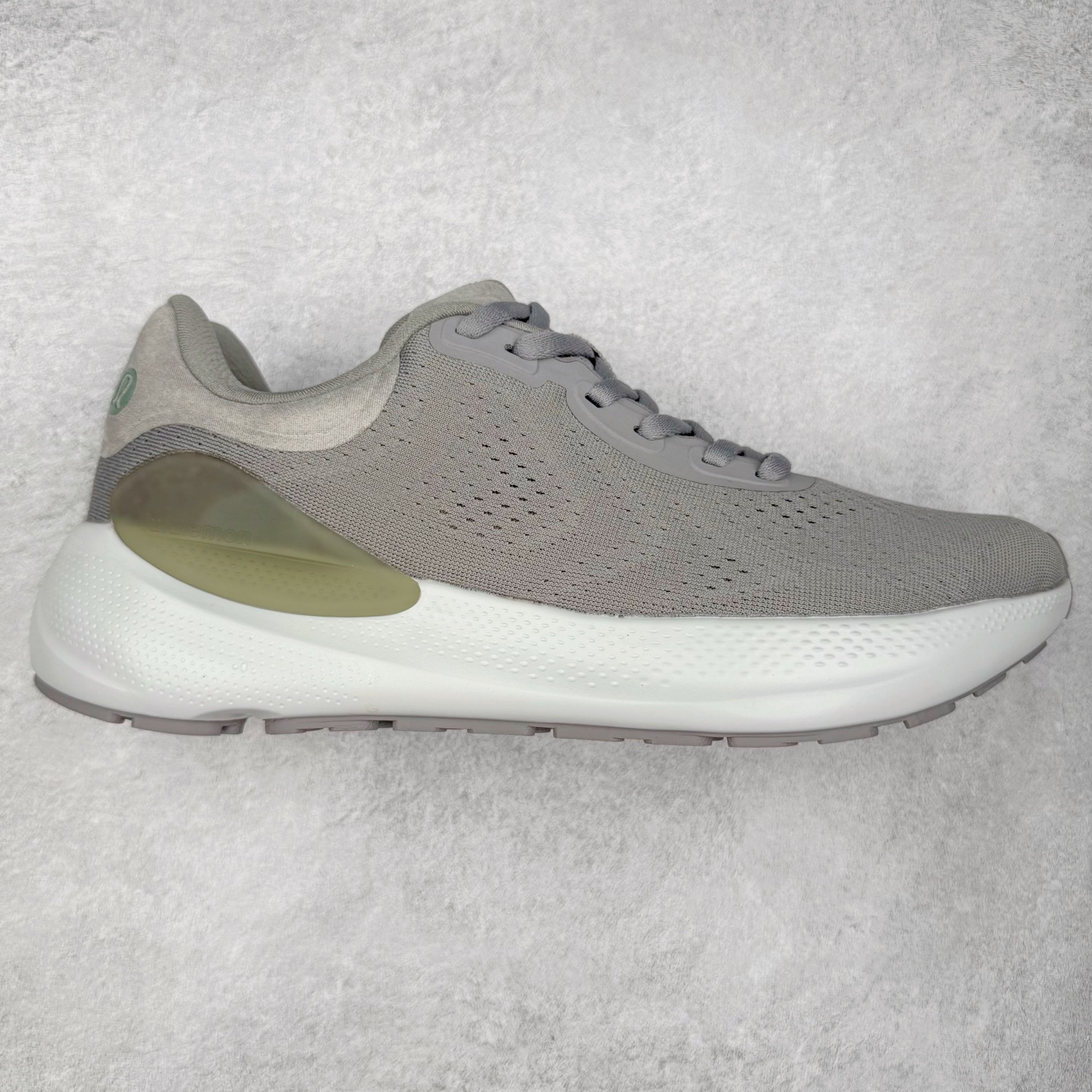 lululemon beyondfeel 露露乐檬舒适防滑耐磨低帮跑步鞋 Cityverse将运动性能融入经典休闲鞋中，中底提供出色缓震，并贴合足部曲线，带来全天候的舒适感。鞋面采用两种材质拼接，且前半部分采用热熔压胶处理，无任何缝线，保留了鞋身整体性。模制泡沫的鞋垫带来上乘的脚感，在平日休闲穿着时不会磨脚，也能提供轻质软弹的效果。25年来，lululemon一直秉持“感受为先”的设计理念，并相信更好的感受带来更好的表现。此次男鞋的设计亦是如此。投入多年研究，针对男性在不同运动场景中的脚步形态设计了不同鞋履款式。同时，还进行了生物力学与形态学研究，为“他”带来更好的贴合度和感受。尺码：36 36.5 37.5 38 38.5 39 40 40.5 41 42 42.5 43 44 45-选品中心