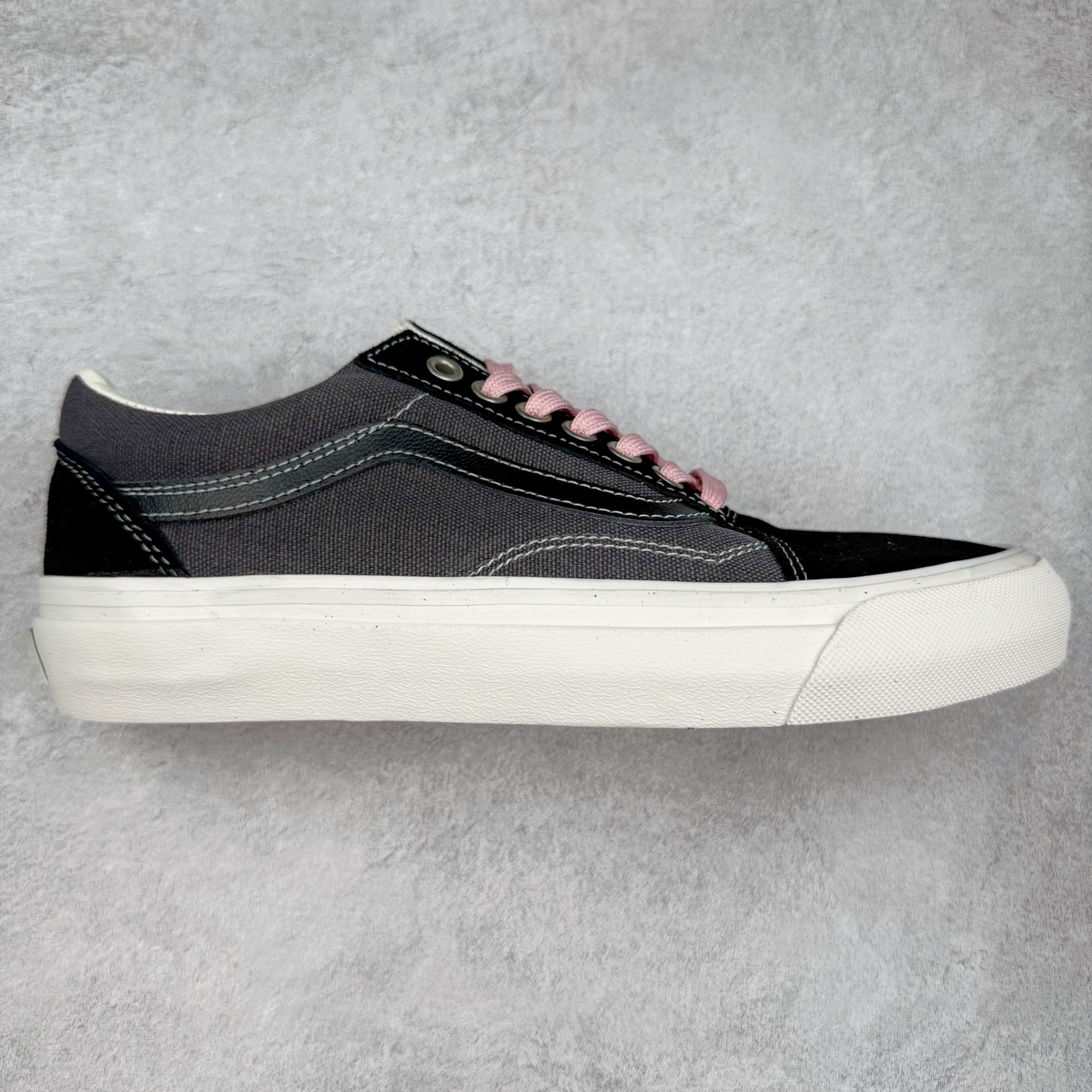 Vans Premium Old Skool 灰粉 范斯官方 全新VPS高阶支线 继承了VANS VAULT OG以及 VANS 安纳海姆的复古属性 完善鞋身结构并提升脚感 从鞋型和贴合度方面重塑鞋款 可抽取活动鞋垫使脚感更舒适 货号：VN000D56DE2 尺码：36 36.5 37 38 38.5 39 40 40.5 41 42 42.5 43 44-选品中心