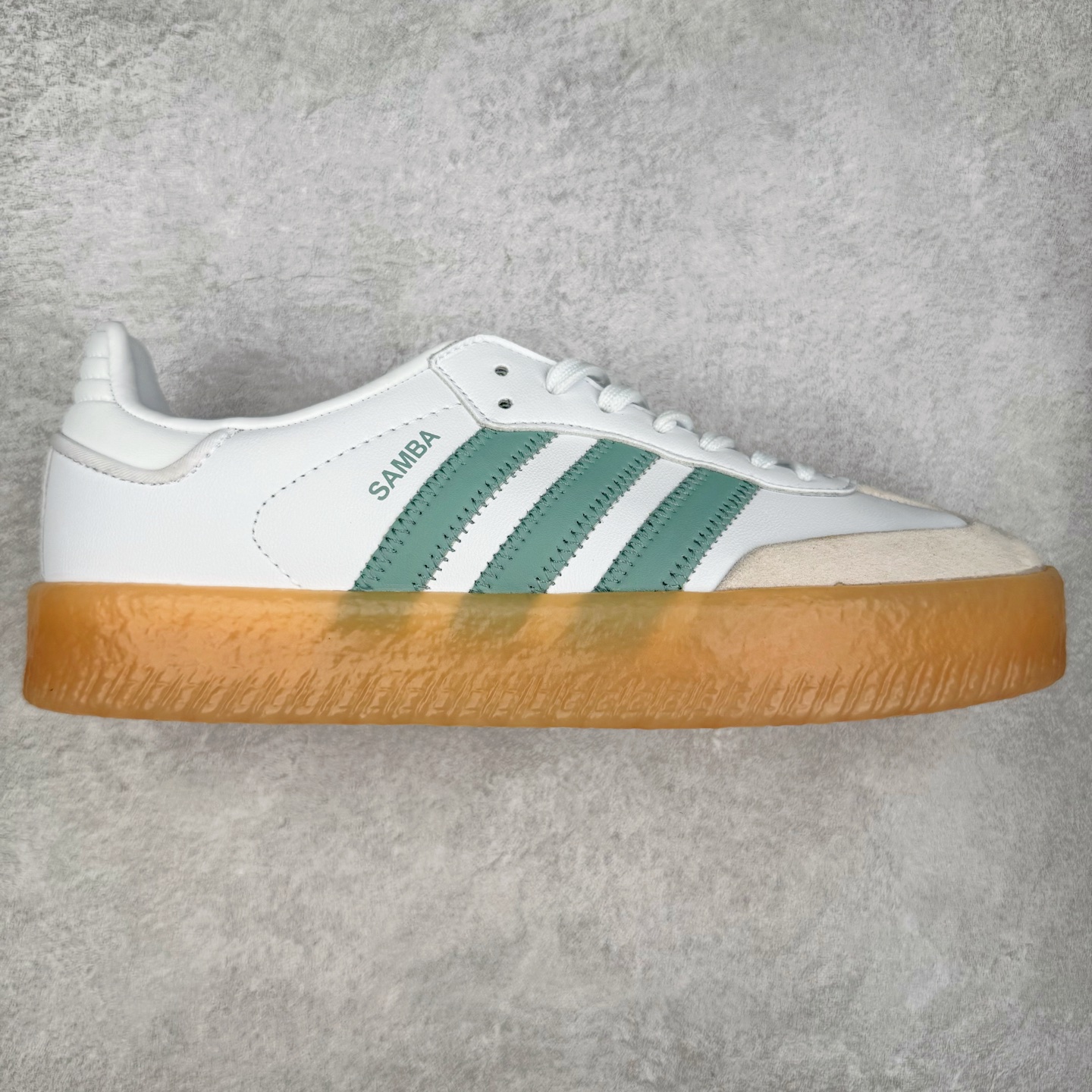 AD Samba XLG 桑巴舞加大厚底版系列德训风百搭松糕休闲运动板鞋生胶底 JP5609 自Originals Samba成功借势Blokecore风潮一跃成为街头巷尾的焦点鞋款后,不论是围绕Samba本身打造的各式「变种版本」,还是以Samba为蓝本打造联名鞋款,都成为了时尚潮流人士日常穿搭首选。Samba XLG是adidas Originals不断扩展XLG系列的一部分,旨在与年轻文化相契合,迎合那些希望通过个性时尚表达自我而不愿牺牲舒适度的年轻群体。街头时尚领域的Gen Z特别偏爱宽松的穿着风格。Samba XLG针对这一点做了创新。它在延续Samba OG经典设计的基础上,迎合年轻群体的穿着习惯,重塑为宽大的鞋身比例轮廓以及加厚中底,让消费者轻松展示自己独特的风格。全新的Samba XLG系列不仅迎合了当下年轻群体的穿搭习惯,加宽了鞋身比例以及将中底进一步增厚,在视觉比例上更加饱满,同时还保留了经典Samba的细节,这样一来,鞋迷朋友在穿搭上不仅能更加个性化,而且还能延续一定的复古感受。尺码：36 36⅔ 37⅓ 38 38⅔ 39⅓ 40 40⅔ 41⅓ 42 42⅔ 43⅓ 44 45-选品中心