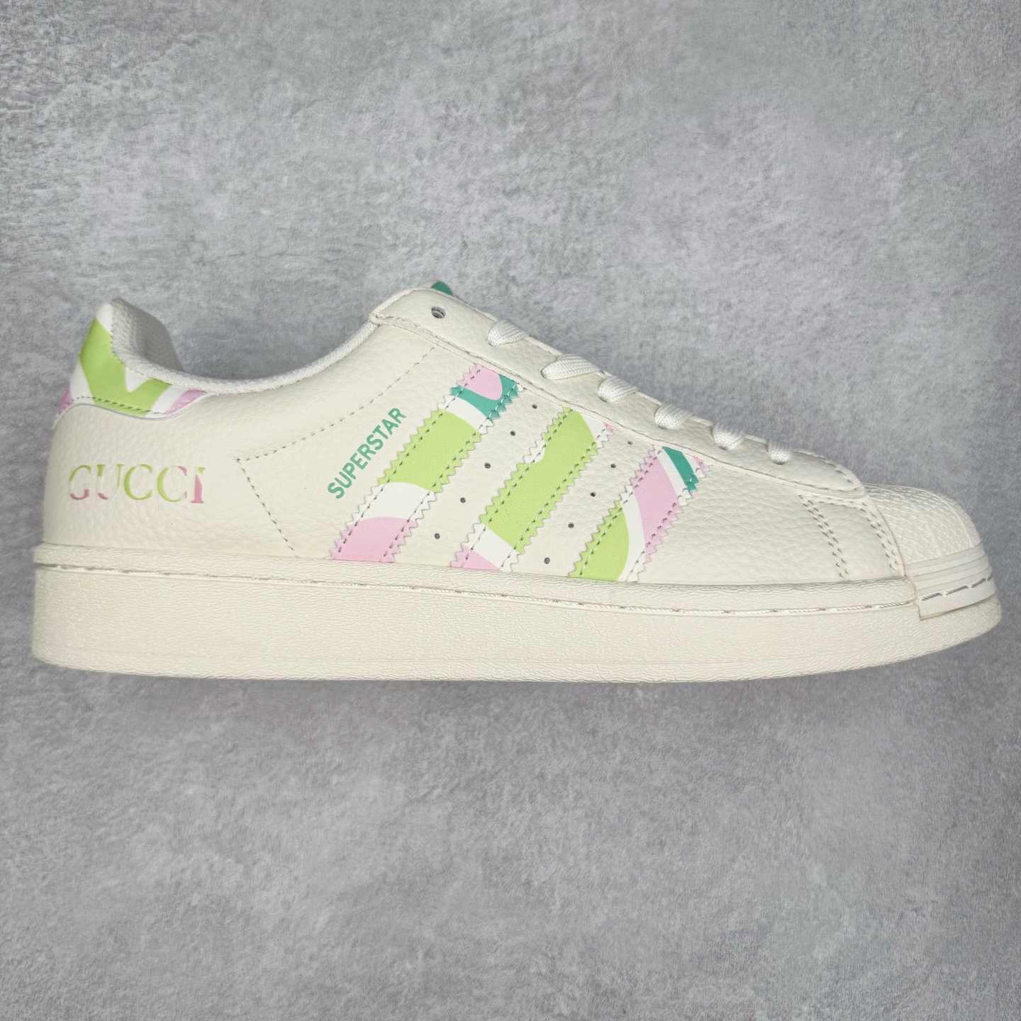 ＃C2 AD Originals Superstar 经典复古贝壳头板鞋 DS0024 诞生于1969年 是第一双将全皮面鞋 身与橡胶鞋头结合在一起的低帮篮球鞋 Superstar最开始 是作为高帮篮球鞋Pro Model的低帮版本而出现的 但因为其独特和醒目的橡胶鞋头造型而让大家熟知 被大家形象地称为\\\”shelltoe\\\”贝壳头 在70年代的美国职业篮球场上 接近3/4的NBA球员都将这双Superstar作为场上用鞋 80年代之后 经过不断的改良和发展 Superstar逐渐成为横跨时装、音乐、街头文化、休闲和运动等各大领域的时尚潮鞋 尺码：36 36.5 37 38 38.5 39 40 40.5 41 42 42.5 43 44 44.5 45-选品中心