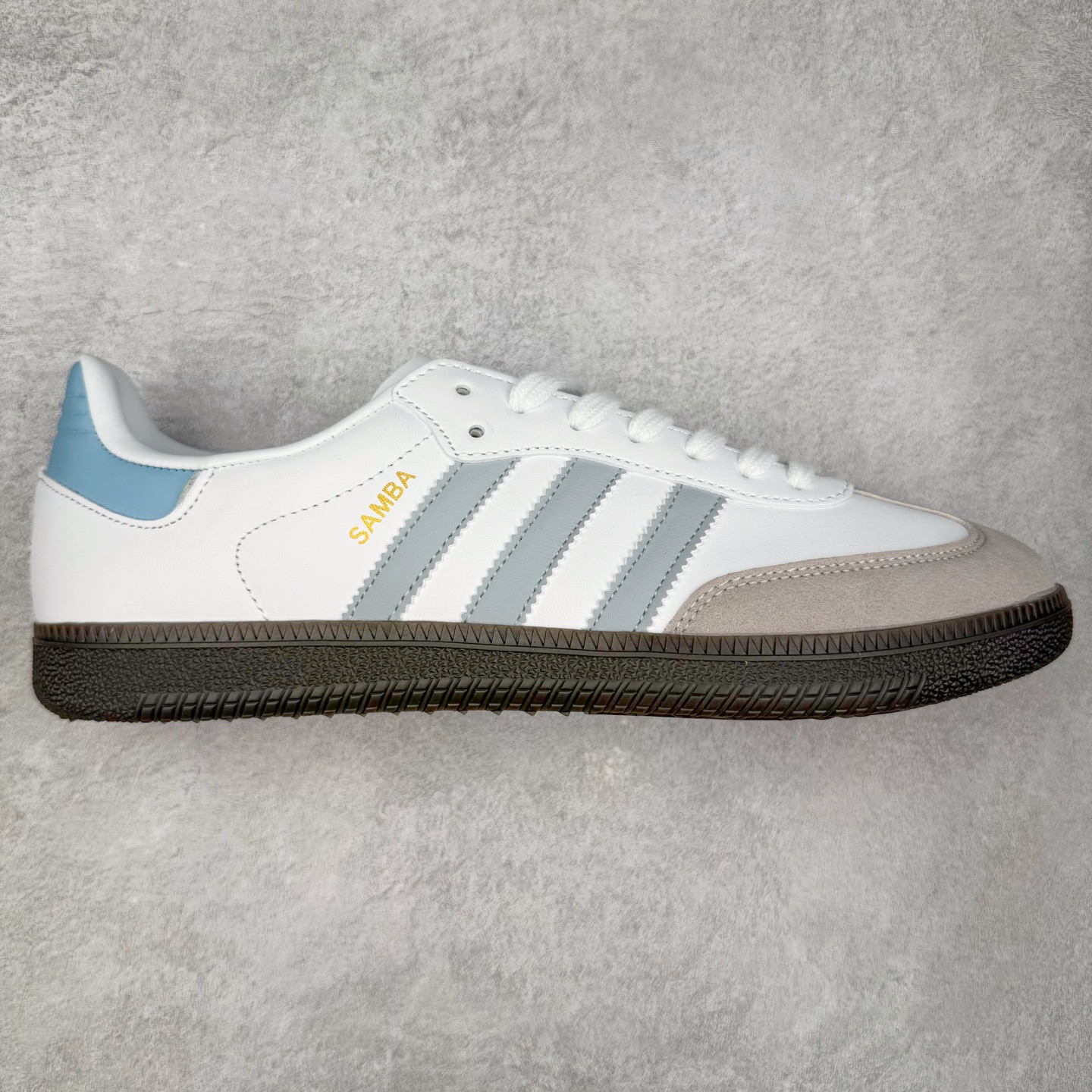 ＃福利特价 AD Original Samba OG 复古经典轻便板鞋 口碑大厂出品 品控大底版型不断改良更新 全套原纸板楦头开发 确保原汁原味 完美呈现版型 一比一鞋头弧度高度鞋身弧度 此版本只针对中端市场 皮料材质有所更替 其他数据细节工艺流程均保持一致 绝不口嗨 细节品控鞋型随意对比 正确烫金高频细节 原装纳米超迁皮料 独家私模橡胶大底 原盒原配 这款桑巴鞋展示了高质量的工艺 带有装饰的超锁缝制和无缝的手感 柔软、柔软的皮革造型和标志性的3条纹完成了精致的外观 正规合身鞋带 鞋面上有绒面鞋垫 橡胶鞋底 享受正畸套筒软感 自50年代首次亮相以来就一直在赢得粉丝的青睐 尺码：36 36.5 37.5 38 38.5 39 40 40.5 41 42 42.5 43 44 44.5 45 46-选品中心