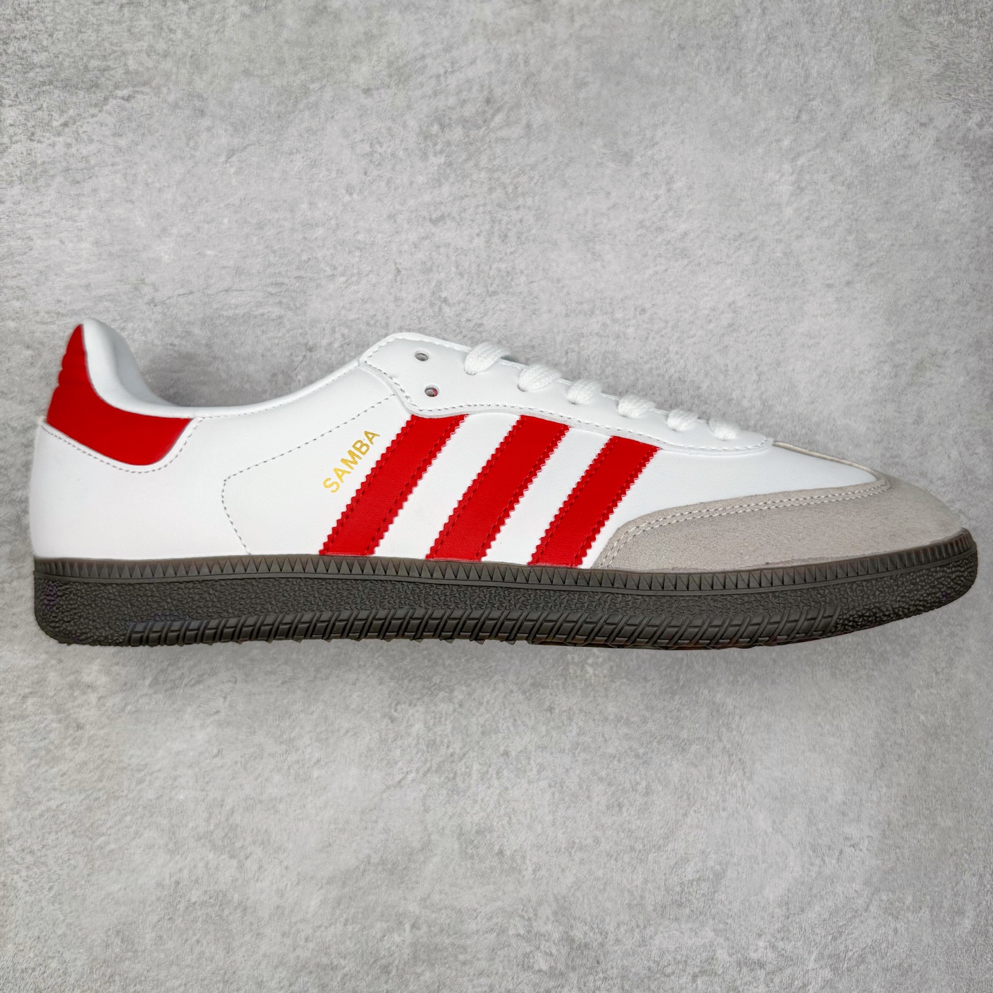 ＃福利特价 AD Original Samba OG 复古经典轻便板鞋 口碑大厂出品 品控大底版型不断改良更新 全套原纸板楦头开发 确保原汁原味 完美呈现版型 一比一鞋头弧度高度鞋身弧度 此版本只针对中端市场 皮料材质有所更替 其他数据细节工艺流程均保持一致 绝不口嗨 细节品控鞋型随意对比 正确烫金高频细节 原装纳米超迁皮料 独家私模橡胶大底 原盒原配 这款桑巴鞋展示了高质量的工艺 带有装饰的超锁缝制和无缝的手感 柔软、柔软的皮革造型和标志性的3条纹完成了精致的外观 正规合身鞋带 鞋面上有绒面鞋垫 橡胶鞋底 享受正畸套筒软感 自50年代首次亮相以来就一直在赢得粉丝的青睐 尺码：36 36.5 37.5 38 38.5 39 40 40.5 41 42 42.5 43 44 44.5 45 46-选品中心