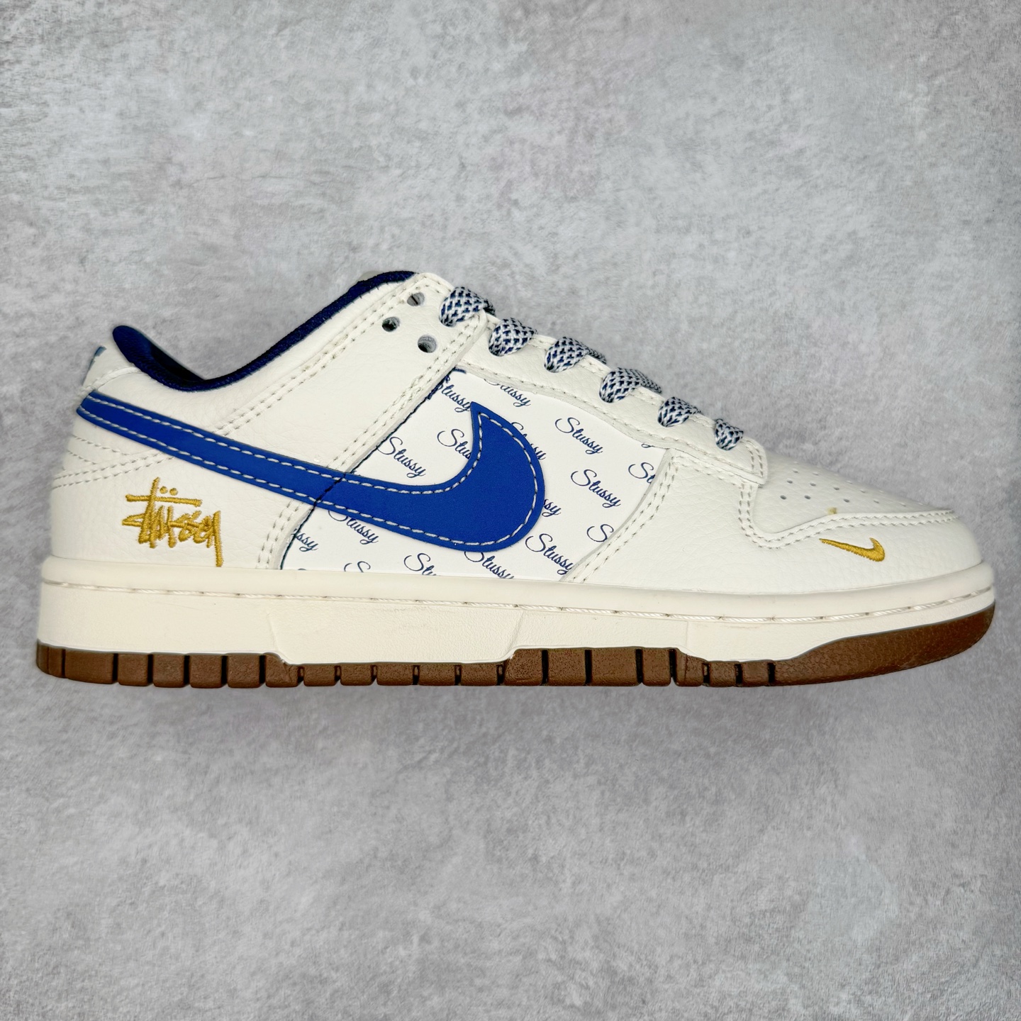 NK Dunk Low 定制配色 XY1688-011 大厂出品 极力推荐 原装头层材料 独家版型蒸餾加工帶來的是更好的视觉和脚感体验大厂纯原品质出货 清洁度 电绣工艺 皮料切割干净无任何毛边 细节完美 实拍调校N版已经零色差零失真 百分百还原实物色彩所见即所得 不存在货不对板色差等低级问题 选购参考实物拍摄 不混卖不参货 只用心做好货严格选品 承诺混一赔十 尺码：36 36.5 37.5 38 38.5 39 40 40.5 41 42 42.5 43 44 44.5 45-选品中心