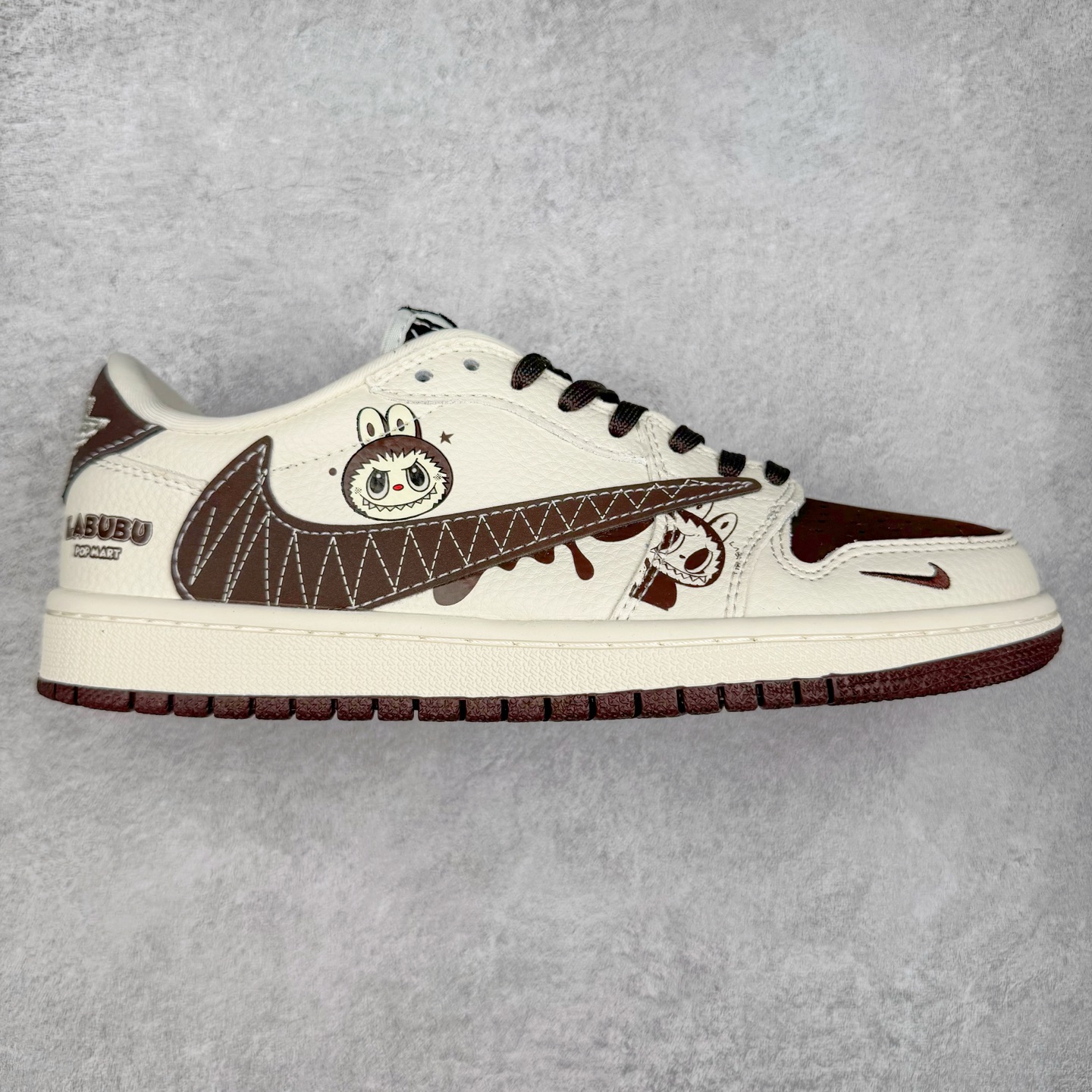 TS x Air Jordan AJ1 Low 倒钩低帮联名定制配色 XS2025-051 原厂内置气垫魔块 A模大底 头层小牛皮 鞋舌AJ原厂专用牛津布+AJ专用反口珍珠布+原厂无杂质高弹内里海棉+特殊封边弹力鞋带 实拍调校N版已经零色差零失真 百分百还原实物色彩所见即所得 不存在货不对板色差等低级问题 选购参考实物拍摄 不混卖不参货 只用心做好货严格选品 承诺混一赔十 尺码：36 36.5 37.5 38 38.5 39 40 40.5 41 42 42.5 43 44 44.5 45-选品中心