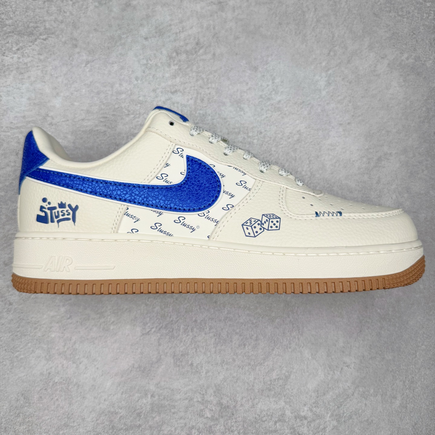 NK Air Force 1´07 Low 空军一号低帮百搭休闲运动板鞋 KJ1688-006 柔软、弹性十足的缓震性能和出色的中底设计 横跨复古与现代的外型结合 造就出风靡全球 三十多年的Force 1 直到今天还深受青睐 实拍调校N版已经零色差零失真 百分百还原实物色彩所见即所得 不存在货不对板色差等低级问题 选购参考实物拍摄 不混卖不参货 只用心做好货严格选品 承诺混一赔十 尺码：36 36.5 37.5 38 38.5 39 40 40.5 41 42 42.5 43 44 44.5 45-选品中心