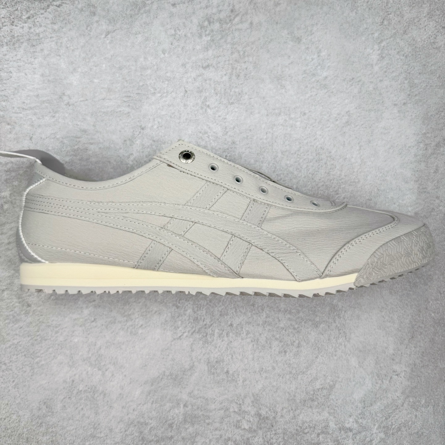 ＃C版 Asics Onitsuka Tiger MEXICO 66 亚瑟士鬼冢虎复古经典板鞋 CNY 龙年限定 白红 市场王者选手 海外订单工厂出品 长期生产补货永不断码 超成熟稳定的做工品控 原装全套纸板楦头开发 原汁原味 完美呈现版型 私模正确鞋底咬花纹路 一比一鞋头弧度高度鞋身弧度 绝不口嗨 细节品控鞋型随意秒杀市面 原档咬花纹路私模大底 一个单元有六个三角形 总体形拼接呈现花瓣状 官方四联吊牌 原装Ortholite轻量化鞋垫 原盒原配 质保卡 说明书 钢印防尘纸 纸板中底带钢印 乳胶组合鞋垫 支持全方位的对比专柜 产品从款式颜色造型上体现出追求舒适和细节的完美 鞋类更是推崇手工制作的严谨与完美 融舒适性与可穿性的设计风格 注重细节的完美和别致魅力 既保持稳重 又不失轻松的时尚感 尺码：36 37 37.5 38 39 39.5 40 40.5 41.5 42 42.5 43.5 44 45-选品中心