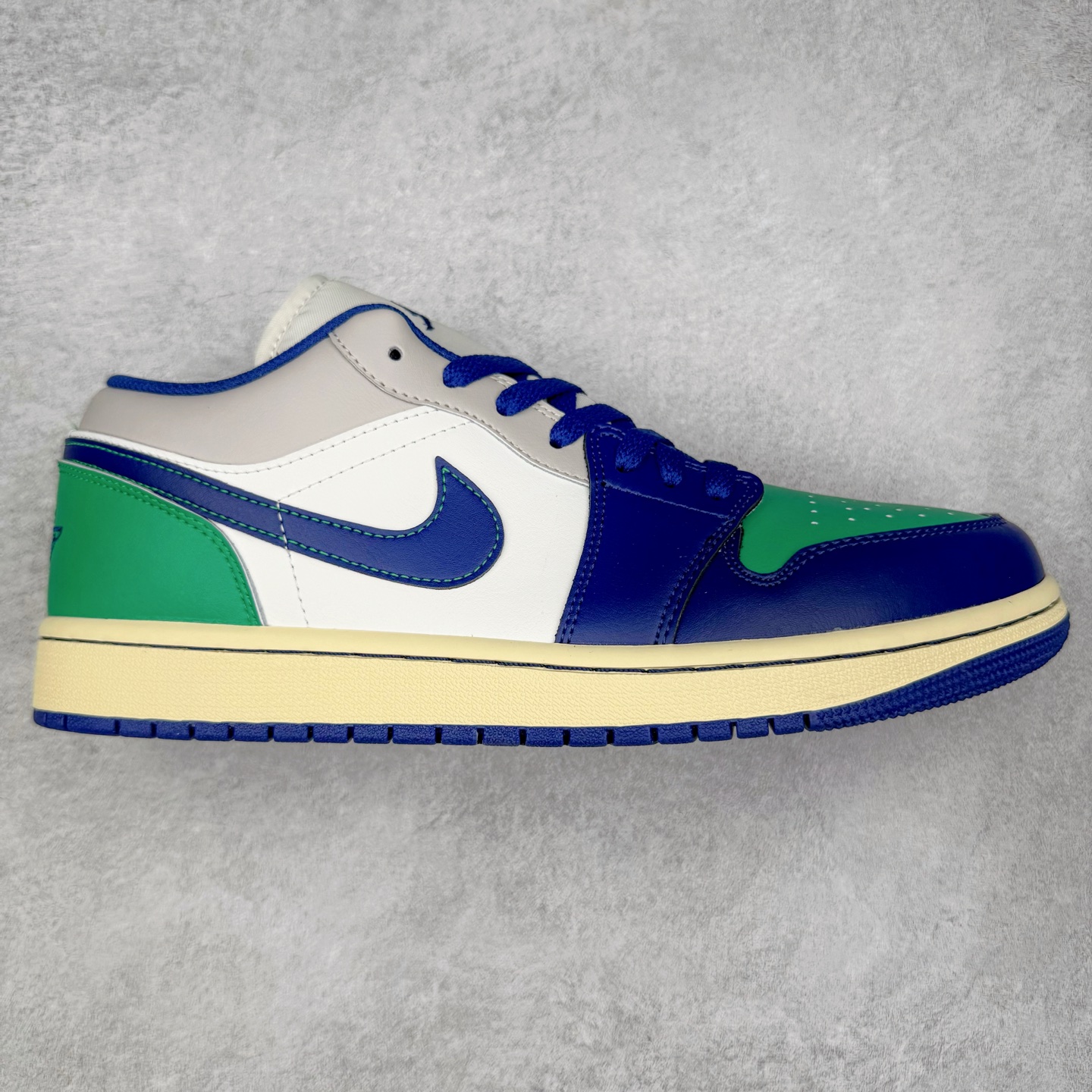 ＃K版 Air Jordan AJ1 Low 低帮 白蓝 553558-147 全新流水线出品 DT版本唯一平替选择 市场第二梯队最强版 全部原鞋开发 原楦原纸板开发 全鞋电脑针车 原厂内置全掌气垫 原盒内在原标 唯一Zp原版鞋带绑法 免检产品 全新2022版型 全头层皮料 完美零毛边处理 原厂配置全掌气垫 价格定位良心 几十个配色陆续出货 实拍调校N版已经零色差零失真 百分百还原实物色彩所见即所得 不存在货不对板色差等低级问题 选购参考实物拍摄 不混卖不参货 只用心做好货严格选品 承诺混一赔十 尺码：36 36.5 37.5 38 38.5 39 40 40.5 41 42 42.5 43 44 44.5 45-选品中心