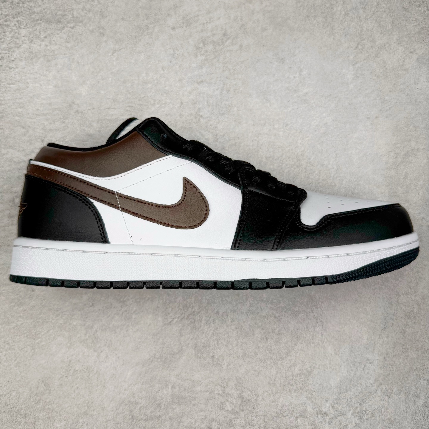 ＃K版 Air Jordan AJ1 Low 低帮 白黑棕 IO3393-010 全新流水线出品 DT版本唯一平替选择 市场第二梯队最强版 全部原鞋开发 原楦原纸板开发 全鞋电脑针车 原厂内置全掌气垫 原盒内在原标 唯一Zp原版鞋带绑法 免检产品 全新2022版型 全头层皮料 完美零毛边处理 原厂配置全掌气垫 价格定位良心 几十个配色陆续出货 实拍调校N版已经零色差零失真 百分百还原实物色彩所见即所得 不存在货不对板色差等低级问题 选购参考实物拍摄 不混卖不参货 只用心做好货严格选品 承诺混一赔十 尺码：36 36.5 37.5 38 38.5 39 40 40.5 41 42 42.5 43 44 44.5 45-选品中心