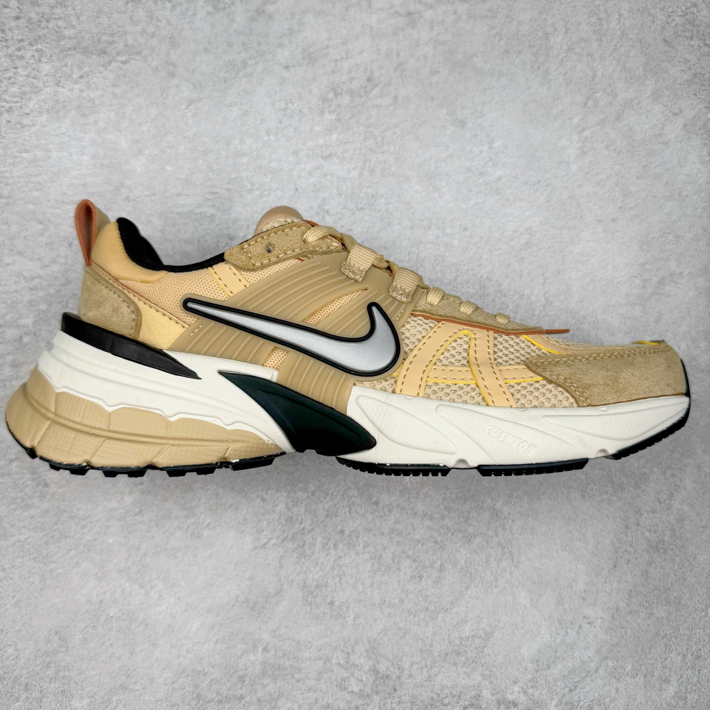 NK V2K Runtekk 减震防滑低帮 复古老爹鞋跑步鞋 FN6703-200 鞋款被命名为 Runtekk 设计上借鉴了 2000 年的跑鞋风格 配色上以金属银为主调 简练又有复古运动气质 材质上使用大面积网眼、皮革、TPU 组成 支撑和透气性肯定不错 中底处由 Cushlon 泡绵打造 保证在压马路时可以提供优秀脚感 并通过一手做旧氧化效果突出复古感 中底造型很容易让大家联想到巴黎世家3XL 增高效果同样不能忽视 尺码：36 36.5 37.5 38 38.5 39 40 40.5 41 42 42.5 43 44 44.5 45-选品中心