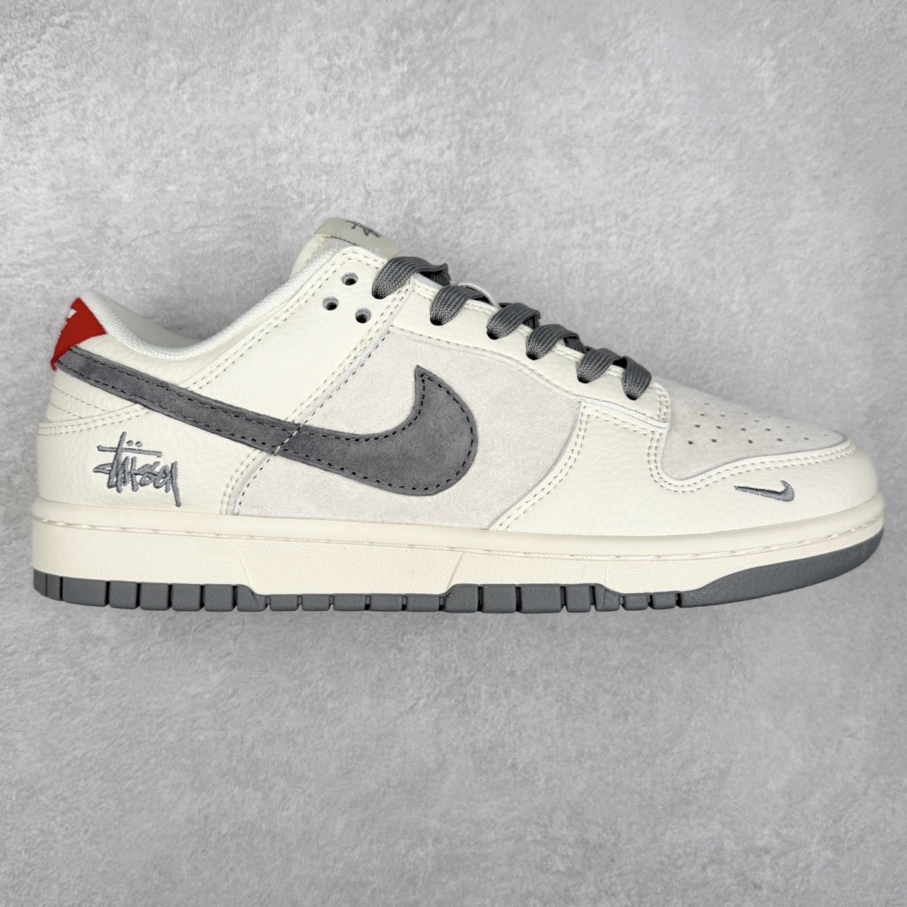 NK Dunk Low 定制配色 XY1688-015 大厂出品 极力推荐 原装头层材料 独家版型蒸餾加工帶來的是更好的视觉和脚感体验大厂纯原品质出货 清洁度 电绣工艺 皮料切割干净无任何毛边 细节完美 实拍调校N版已经零色差零失真 百分百还原实物色彩所见即所得 不存在货不对板色差等低级问题 选购参考实物拍摄 不混卖不参货 只用心做好货严格选品 承诺混一赔十 尺码：36 36.5 37.5 38 38.5 39 40 40.5 41 42 42.5 43 44 44.5 45-选品中心