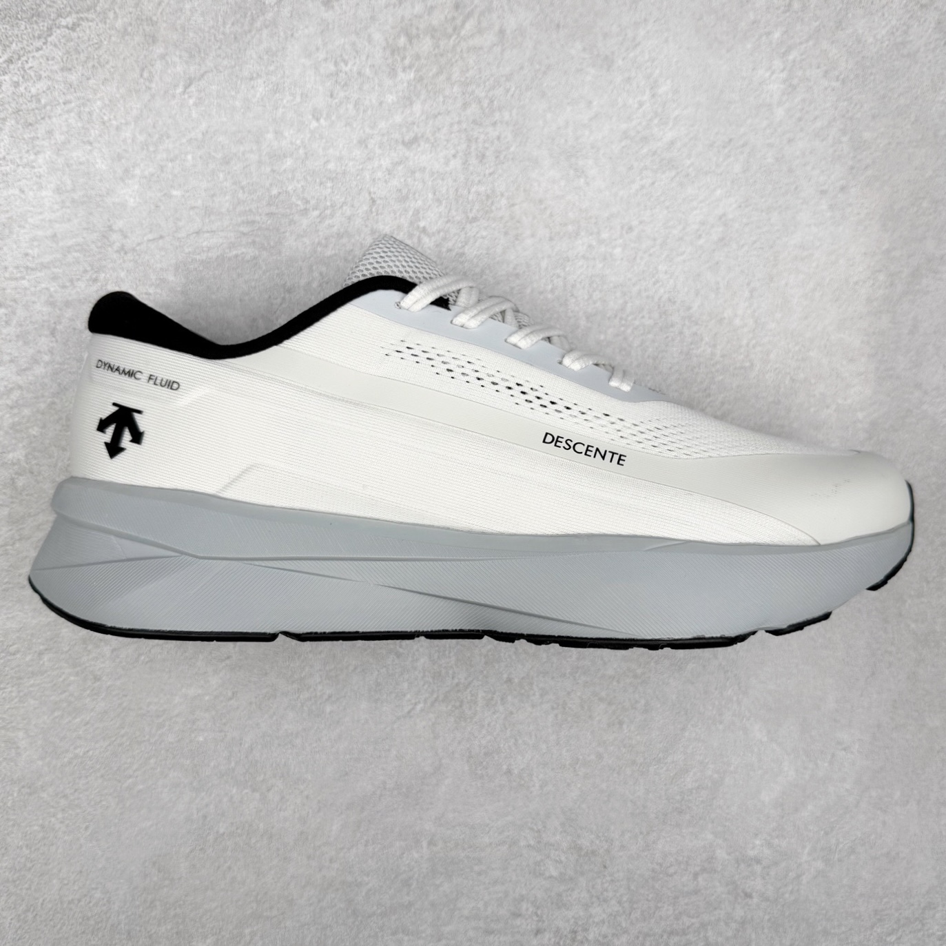 DESCENTE DFLUID2.0 迪桑特时尚舒适百搭减震透气支撑 低帮跑步鞋 DESCENTE（迪桑特）创立于1935年，品牌名取自法语词汇，意为“滑降”。品牌箭头标识代表滑雪的三种技术“高速直线滑行”、“穿越”和“侧滑”，也寓意品牌在打造高端专业运动产品中不断追求完美的创新精神，致力于成为中国高端专业滑雪、综训、女子、铁人三项、高尔夫的第一品牌。实拍调校N版已经零色差零失真 百分百还原实物色彩所见即所得 不存在货不对板色差等低级问题 选购参考实物拍摄 不混卖不参货 只用心做好货严格选品 承诺混一赔十 尺码：36 36.5 37.5 38 38.5 39 40 40.5 41 42 42.5 43 44 44.5 45-选品中心