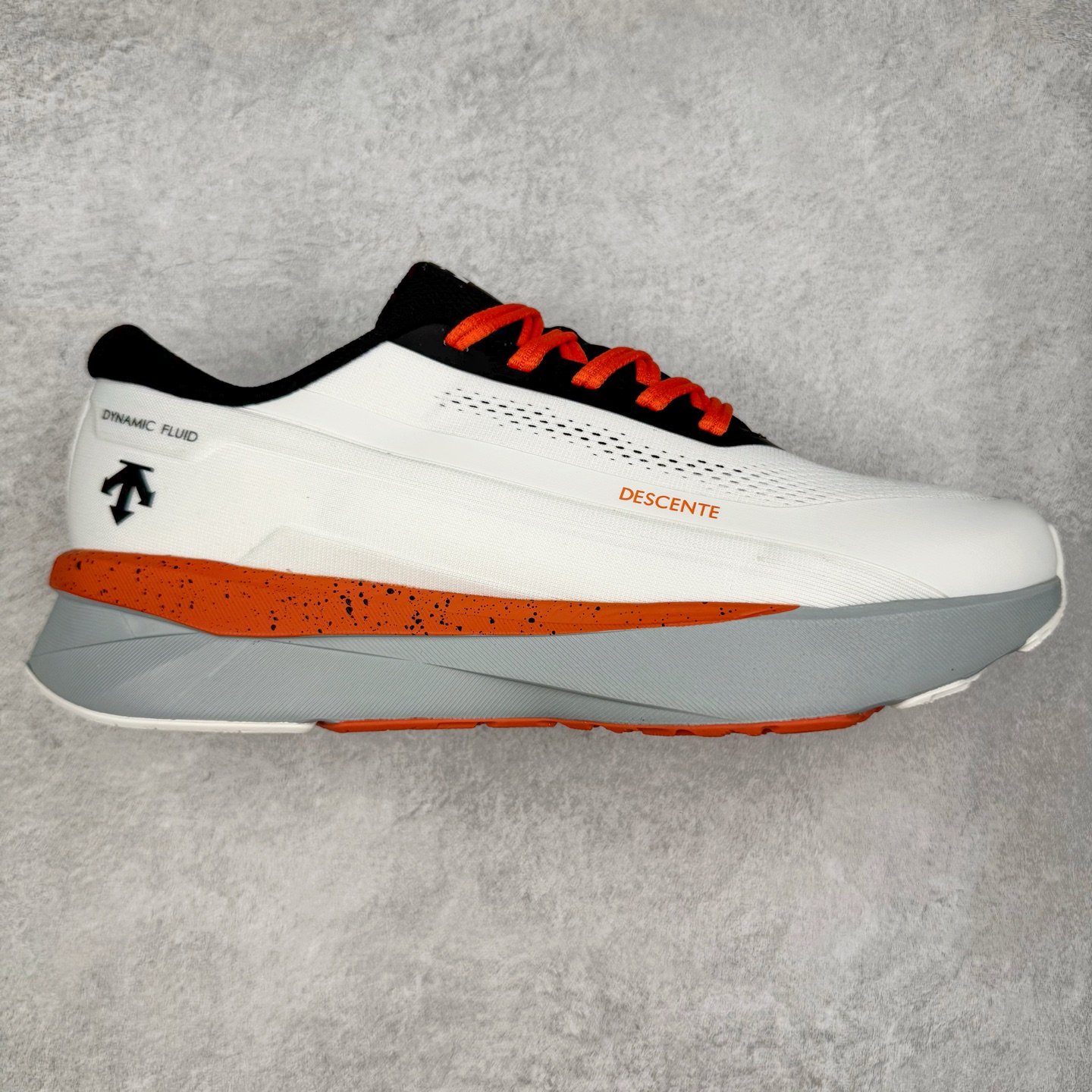 DESCENTE DFLUID2.0 迪桑特时尚舒适百搭减震透气支撑 低帮跑步鞋 DESCENTE（迪桑特）创立于1935年，品牌名取自法语词汇，意为“滑降”。品牌箭头标识代表滑雪的三种技术“高速直线滑行”、“穿越”和“侧滑”，也寓意品牌在打造高端专业运动产品中不断追求完美的创新精神，致力于成为中国高端专业滑雪、综训、女子、铁人三项、高尔夫的第一品牌。实拍调校N版已经零色差零失真 百分百还原实物色彩所见即所得 不存在货不对板色差等低级问题 选购参考实物拍摄 不混卖不参货 只用心做好货严格选品 承诺混一赔十 尺码：36 36.5 37.5 38 38.5 39 40 40.5 41 42 42.5 43 44 44.5 45-选品中心