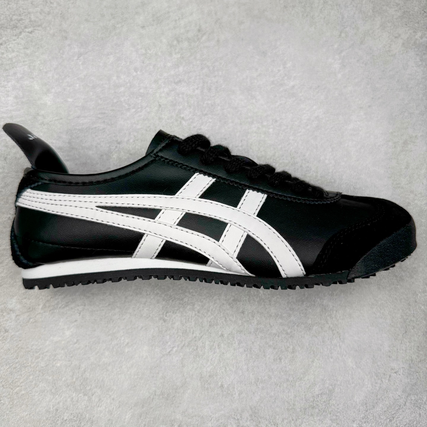 ＃纯原福利 Asics Onitsuka Tiger MEXICO 66 亚瑟士鬼冢虎复古经典板鞋 市场最强版本 原厂牛津布加持 海外订单工厂出品 超成熟稳定的做工品控 原装全套纸板楦头开发 原汁原味 完美呈现版型 私模正确鞋底咬花纹路 一比一鞋头弧度高度鞋身弧度 绝不口嗨 细节品控鞋型随意秒杀市面 原档咬花纹路私模大底 一个单元有六个三角形 总体形拼接呈现花瓣状 官方四联吊牌 原装Ortholite轻量化鞋垫 原盒原配 质保卡 说明书 钢印防尘纸 纸板中底带钢印 乳胶组合鞋垫 支持全方位的对比专柜 产品从款式颜色造型上体现出追求舒适和细节的完美 鞋类更是推崇手工制作的严谨与完美 融舒适性与可穿性的设计风格 注重细节的完美和别致魅力 既保持稳重 又不失轻松的时尚感 尺码：36 37 37.5 38 39 39.5 40 40.5 41.5 42 42.5 43.5 44 45-选品中心