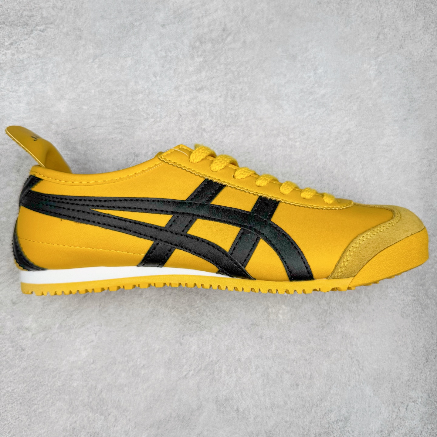 ＃纯原福利 Asics Onitsuka Tiger MEXICO 66 亚瑟士鬼冢虎复古经典板鞋 市场最强版本 原厂牛津布加持 海外订单工厂出品 超成熟稳定的做工品控 原装全套纸板楦头开发 原汁原味 完美呈现版型 私模正确鞋底咬花纹路 一比一鞋头弧度高度鞋身弧度 绝不口嗨 细节品控鞋型随意秒杀市面 原档咬花纹路私模大底 一个单元有六个三角形 总体形拼接呈现花瓣状 官方四联吊牌 原装Ortholite轻量化鞋垫 原盒原配 质保卡 说明书 钢印防尘纸 纸板中底带钢印 乳胶组合鞋垫 支持全方位的对比专柜 产品从款式颜色造型上体现出追求舒适和细节的完美 鞋类更是推崇手工制作的严谨与完美 融舒适性与可穿性的设计风格 注重细节的完美和别致魅力 既保持稳重 又不失轻松的时尚感 尺码：36 37 37.5 38 39 39.5 40 40.5 41.5 42 42.5 43.5 44 45-选品中心