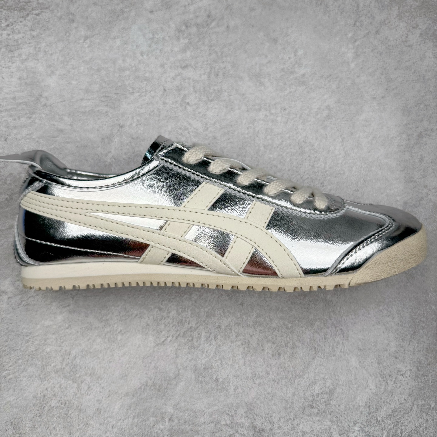 图片[5]-＃纯原福利 Asics Onitsuka Tiger MEXICO 66 亚瑟士鬼冢虎复古经典板鞋 市场最强版本 原厂牛津布加持 海外订单工厂出品 超成熟稳定的做工品控 原装全套纸板楦头开发 原汁原味 完美呈现版型 私模正确鞋底咬花纹路 一比一鞋头弧度高度鞋身弧度 绝不口嗨 细节品控鞋型随意秒杀市面 原档咬花纹路私模大底 一个单元有六个三角形 总体形拼接呈现花瓣状 官方四联吊牌 原装Ortholite轻量化鞋垫 原盒原配 质保卡 说明书 钢印防尘纸 纸板中底带钢印 乳胶组合鞋垫 支持全方位的对比专柜 产品从款式颜色造型上体现出追求舒适和细节的完美 鞋类更是推崇手工制作的严谨与完美 融舒适性与可穿性的设计风格 注重细节的完美和别致魅力 既保持稳重 又不失轻松的时尚感 尺码：36 37 37.5 38 39 39.5 40 40.5 41.5 42 42.5 43.5 44 45-选品中心
