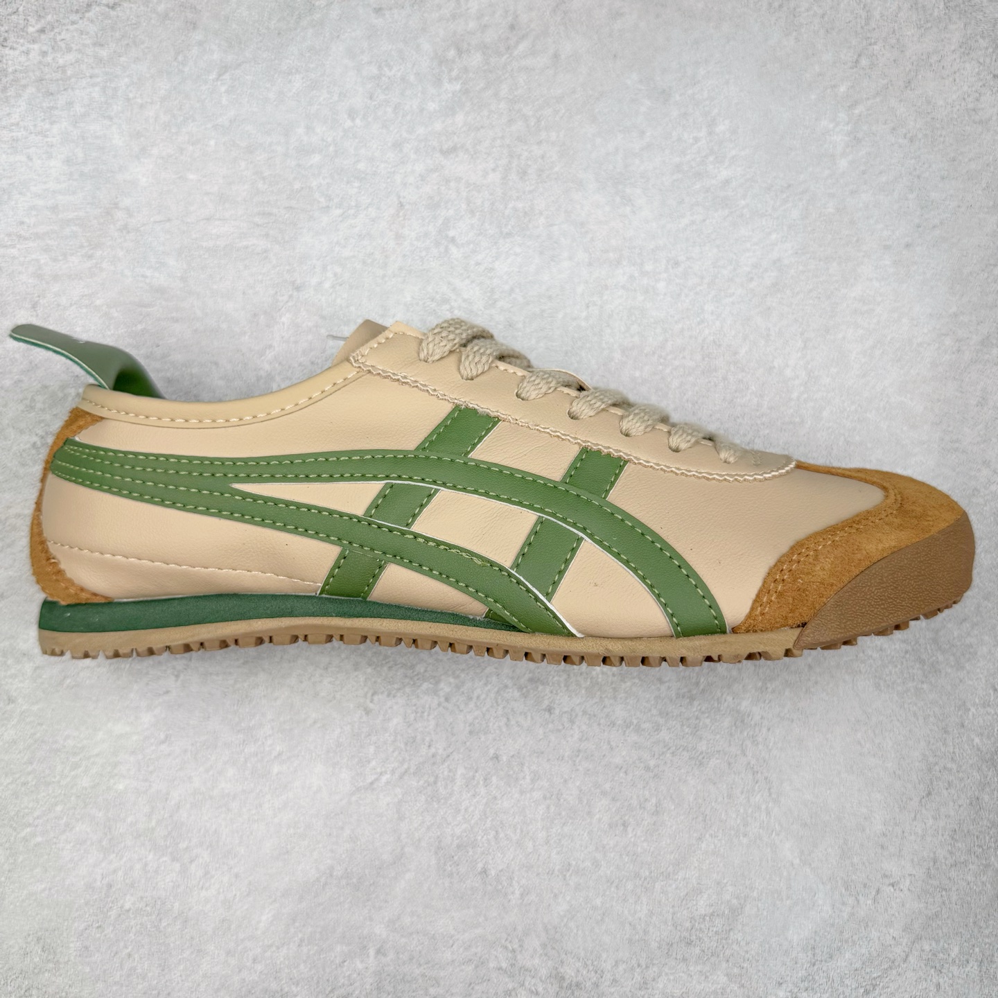 图片[4]-＃纯原福利 Asics Onitsuka Tiger MEXICO 66 亚瑟士鬼冢虎复古经典板鞋 市场最强版本 原厂牛津布加持 海外订单工厂出品 超成熟稳定的做工品控 原装全套纸板楦头开发 原汁原味 完美呈现版型 私模正确鞋底咬花纹路 一比一鞋头弧度高度鞋身弧度 绝不口嗨 细节品控鞋型随意秒杀市面 原档咬花纹路私模大底 一个单元有六个三角形 总体形拼接呈现花瓣状 官方四联吊牌 原装Ortholite轻量化鞋垫 原盒原配 质保卡 说明书 钢印防尘纸 纸板中底带钢印 乳胶组合鞋垫 支持全方位的对比专柜 产品从款式颜色造型上体现出追求舒适和细节的完美 鞋类更是推崇手工制作的严谨与完美 融舒适性与可穿性的设计风格 注重细节的完美和别致魅力 既保持稳重 又不失轻松的时尚感 尺码：36 37 37.5 38 39 39.5 40 40.5 41.5 42 42.5 43.5 44 45-选品中心