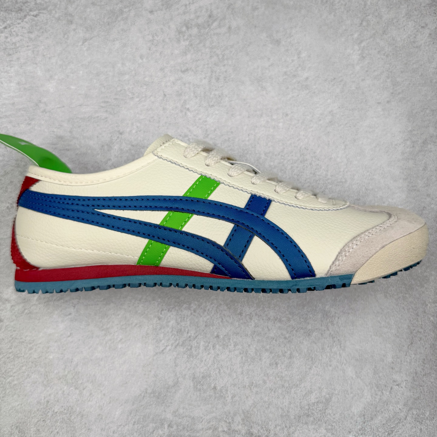 图片[3]-＃纯原福利 Asics Onitsuka Tiger MEXICO 66 亚瑟士鬼冢虎复古经典板鞋 市场最强版本 原厂牛津布加持 海外订单工厂出品 超成熟稳定的做工品控 原装全套纸板楦头开发 原汁原味 完美呈现版型 私模正确鞋底咬花纹路 一比一鞋头弧度高度鞋身弧度 绝不口嗨 细节品控鞋型随意秒杀市面 原档咬花纹路私模大底 一个单元有六个三角形 总体形拼接呈现花瓣状 官方四联吊牌 原装Ortholite轻量化鞋垫 原盒原配 质保卡 说明书 钢印防尘纸 纸板中底带钢印 乳胶组合鞋垫 支持全方位的对比专柜 产品从款式颜色造型上体现出追求舒适和细节的完美 鞋类更是推崇手工制作的严谨与完美 融舒适性与可穿性的设计风格 注重细节的完美和别致魅力 既保持稳重 又不失轻松的时尚感 尺码：36 37 37.5 38 39 39.5 40 40.5 41.5 42 42.5 43.5 44 45-选品中心