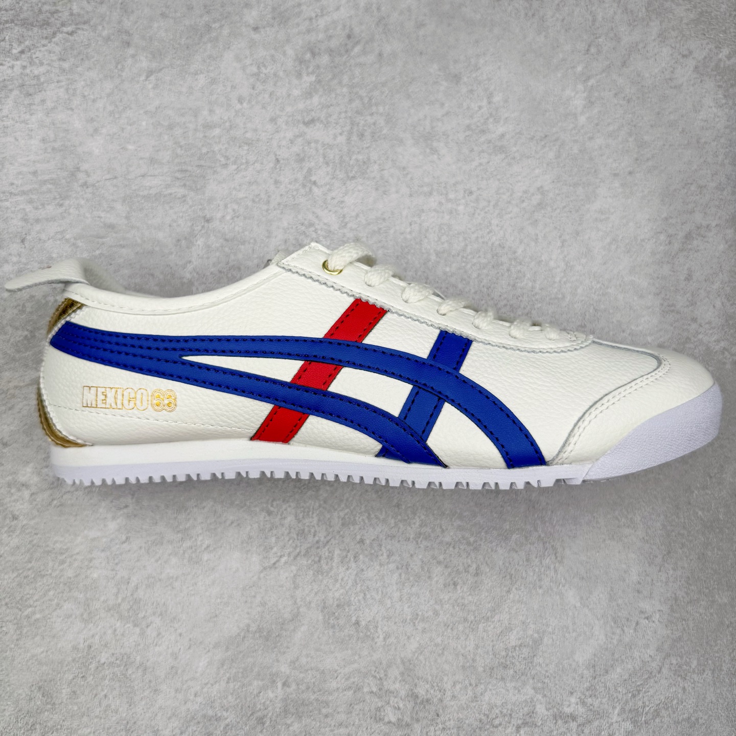 图片[6]-＃纯原福利 Asics Onitsuka Tiger MEXICO 66 亚瑟士鬼冢虎复古经典板鞋 市场最强版本 原厂牛津布加持 海外订单工厂出品 超成熟稳定的做工品控 原装全套纸板楦头开发 原汁原味 完美呈现版型 私模正确鞋底咬花纹路 一比一鞋头弧度高度鞋身弧度 绝不口嗨 细节品控鞋型随意秒杀市面 原档咬花纹路私模大底 一个单元有六个三角形 总体形拼接呈现花瓣状 官方四联吊牌 原装Ortholite轻量化鞋垫 原盒原配 质保卡 说明书 钢印防尘纸 纸板中底带钢印 乳胶组合鞋垫 支持全方位的对比专柜 产品从款式颜色造型上体现出追求舒适和细节的完美 鞋类更是推崇手工制作的严谨与完美 融舒适性与可穿性的设计风格 注重细节的完美和别致魅力 既保持稳重 又不失轻松的时尚感 尺码：36 37 37.5 38 39 39.5 40 40.5 41.5 42 42.5 43.5 44 45-选品中心