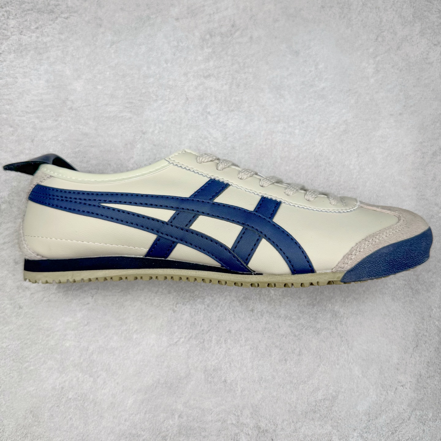 图片[7]-＃纯原福利 Asics Onitsuka Tiger MEXICO 66 亚瑟士鬼冢虎复古经典板鞋 市场最强版本 原厂牛津布加持 海外订单工厂出品 超成熟稳定的做工品控 原装全套纸板楦头开发 原汁原味 完美呈现版型 私模正确鞋底咬花纹路 一比一鞋头弧度高度鞋身弧度 绝不口嗨 细节品控鞋型随意秒杀市面 原档咬花纹路私模大底 一个单元有六个三角形 总体形拼接呈现花瓣状 官方四联吊牌 原装Ortholite轻量化鞋垫 原盒原配 质保卡 说明书 钢印防尘纸 纸板中底带钢印 乳胶组合鞋垫 支持全方位的对比专柜 产品从款式颜色造型上体现出追求舒适和细节的完美 鞋类更是推崇手工制作的严谨与完美 融舒适性与可穿性的设计风格 注重细节的完美和别致魅力 既保持稳重 又不失轻松的时尚感 尺码：36 37 37.5 38 39 39.5 40 40.5 41.5 42 42.5 43.5 44 45-选品中心