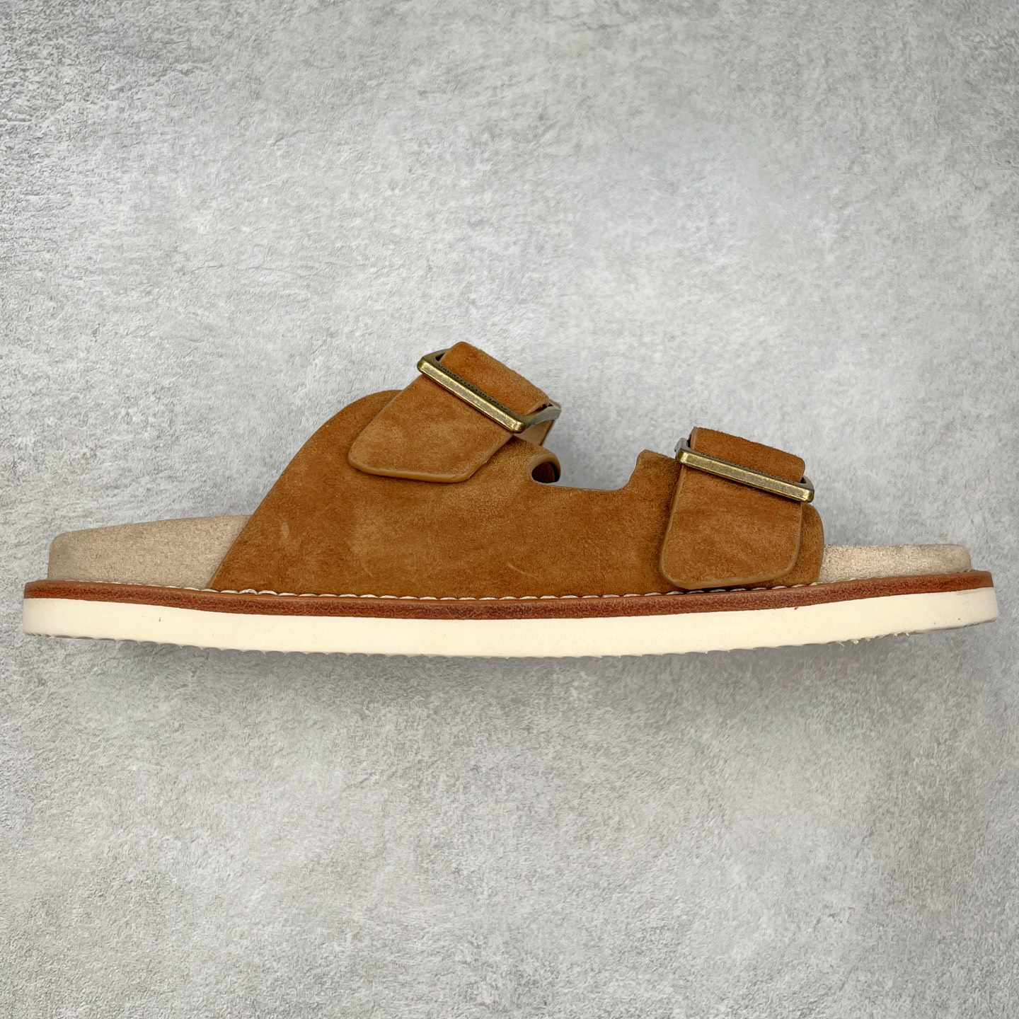 ＃GD广顶 Brunello Cucinelli 绒面革 圆头露趾 防滑一字拖鞋 米色 Brunello Cucinelli是来自意大利的世界顶级奢侈品牌，被誉为低调奢华的“山羊绒之王”和“服装界真正的奢侈品”。很多人都知道羊绒Cashmere顶级、昂贵，一穿就脱不下来，还很容易和其他衣服相互搭配，但是，再也没有比Brunello Cucinelli 这个品牌更懂得把顶级的羊绒面料设计出一种“低调的奢华”的风格。尺码：35 36 37 38 39 40 41 42 43 44 45-选品中心