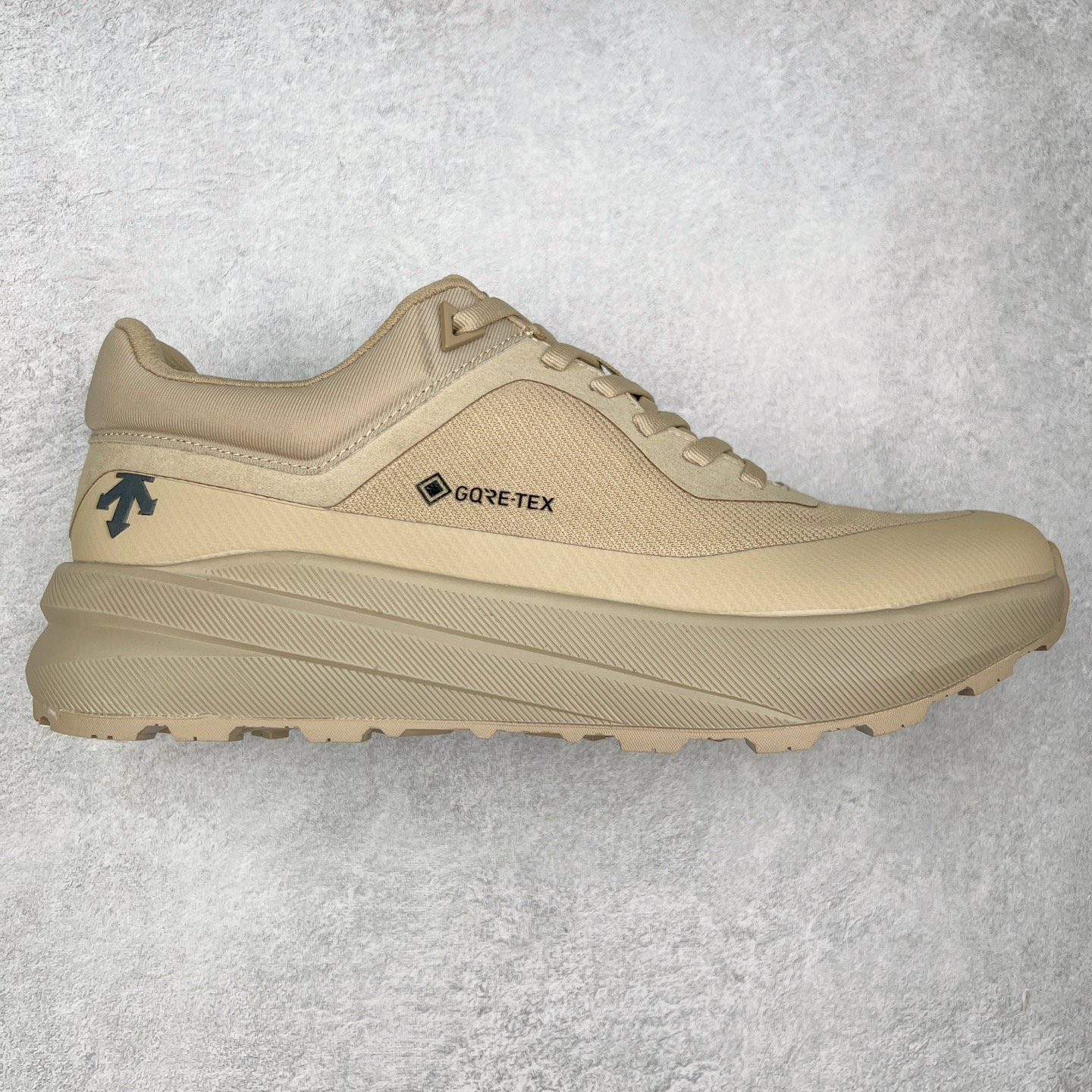 DESCENTE Dualis 迪桑特防水户外耐磨低帮生活休闲徒步登山鞋 DESCENTE(迪桑特)创立于1935年,品牌名取自法语词汇,意为“滑降”。品牌箭头标识代表滑雪的三种技术“高速直线滑行”、“穿越”和“侧滑”,也寓意品牌在打造高端专业运动产品中不断追求完美的创新精神,致力于成为中国高端专业滑雪、综训、女子、铁人三项、高尔夫的第一品牌。尺码:39 40 41 42 43 44 45-选品中心