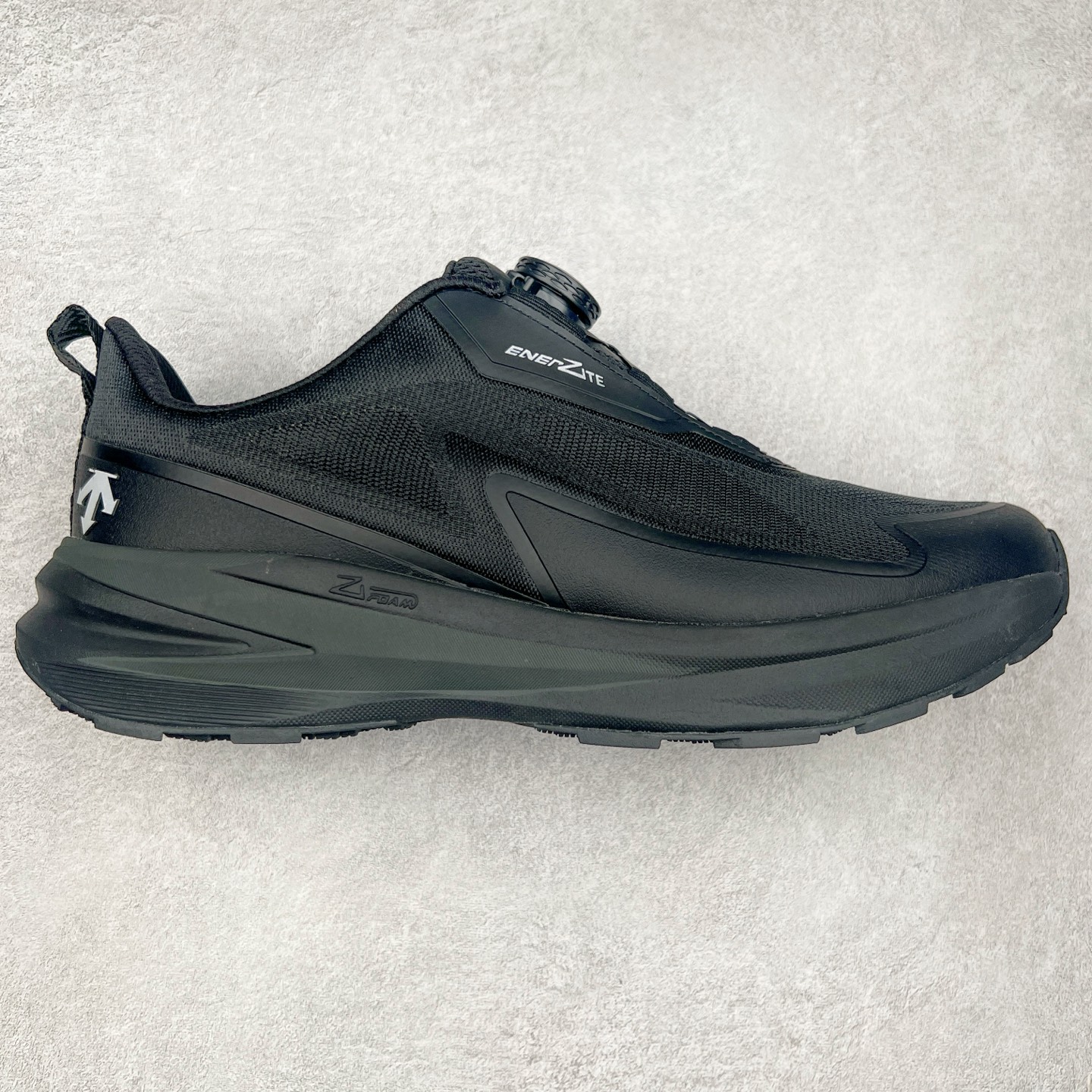 ＃HP DESCENTE Enerzite 迪桑特舒适柔软防滑耐磨低帮休闲跑步鞋 DESCENTE（迪桑特）创立于1935年，品牌名取自法语词汇，意为“滑降”。品牌箭头标识代表滑雪的三种技术“高速直线滑行”、“穿越”和“侧滑”，也寓意品牌在打造高端专业运动产品中不断追求完美的创新精神，致力于成为中国高端专业滑雪、综训、女子、铁人三项、高尔夫的第一品牌。尺码：39 40 40.5 41 42 42.5 43 44 44.5 45-选品中心