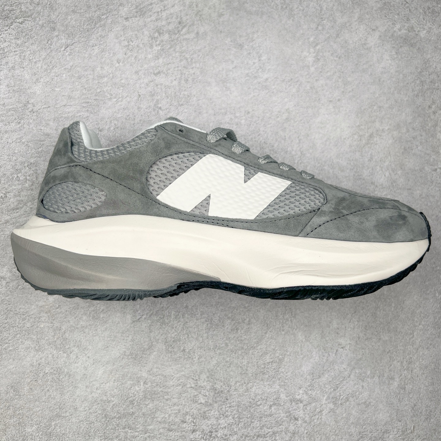 AURALEE x New Balance Warped Runner NB新百伦联名低帮复古老爹风休闲运动慢跑鞋 原楦开发版型 采用环保纤维革拼接透气网眼衬垫织物鞋面材质 T-Beam大底提供足步弓支撑 保持步态稳定后跟搭载外露缓震胶 破坏解构做旧有内味了 以极简主义美学闻名的日本时尚品牌 AURALEE 在巴黎时装周 2024 年春夏时装秀上推出了与 New Balance 的全新合作鞋款 Warped Runner 采用网布和奢华绒面革覆盖层 侧面的同色系「N」标志是对 New Balance 品牌的微妙致敬 同时配有同色系模压 FuelCell 泡沫中底和橡胶外底 此次合作是两个品牌共同致力于简约设计的完美典范 是日常穿着的绝佳选择 尺码：35.5 36 37 37.5 38 38.5 39.5 40 40.5 41.5 42 42.5 43 44 45-选品中心