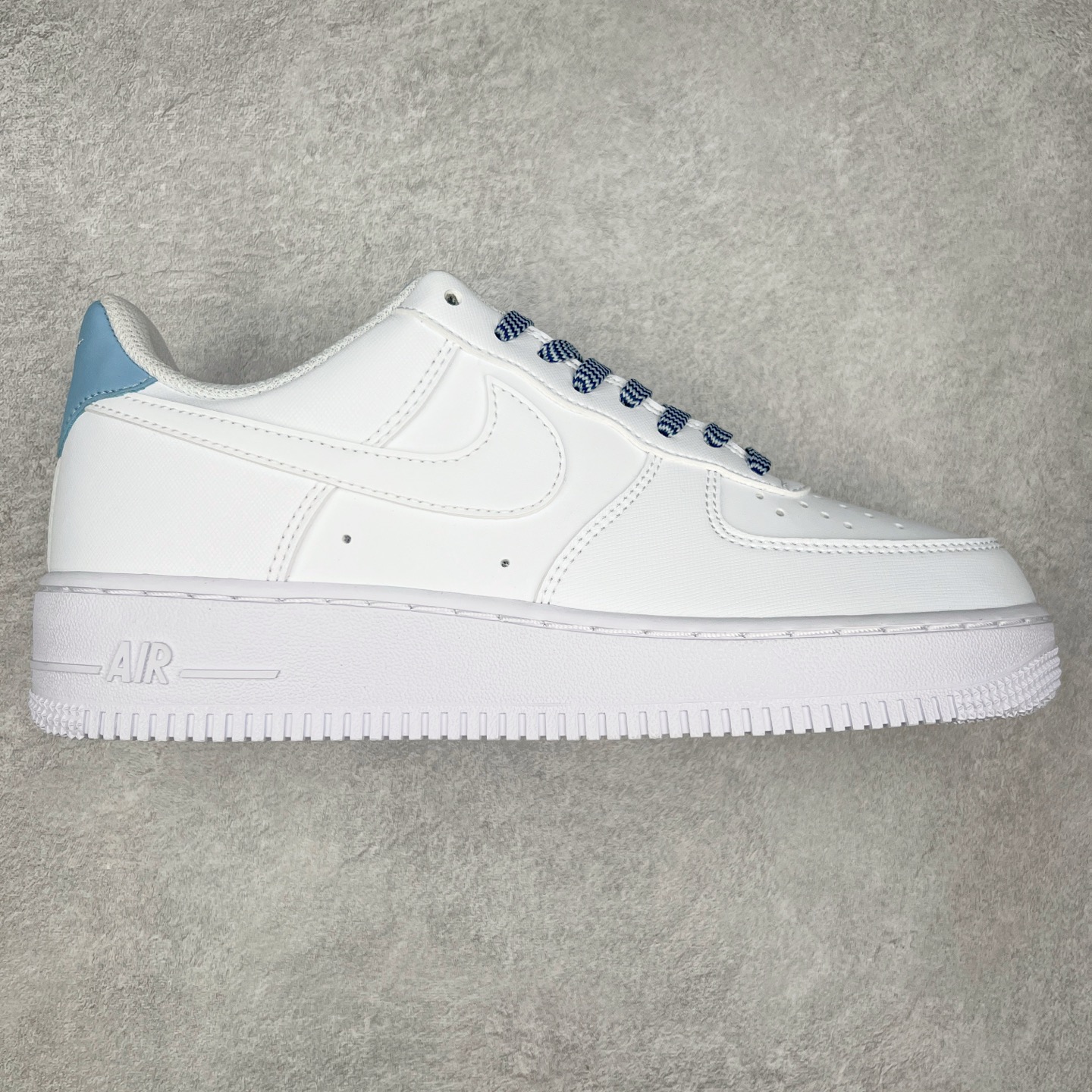 ＃XT纯原 NK Air Force 1´07 Low 空军一号低帮百搭休闲运动板鞋 IB7167-101 顶级批次 2022全新楦头鞋型 鱼鳞大底 历时开发三个月 清洁度完美 二维码鞋标 内置芯片及solo气垫 大底高度及其弧度依照正品 钢印 logo刺绣 鞋口弧度 鞋头长度 鞋面冲孔 鞋垫背胶及钢印 完美鞋型对比正品 每一处都是细节满满 柔软、弹性十足的缓震性能和出色的中底设计 横跨复古与现代的外型结合 造就出风靡全球 三十多年的Force 1 直到今天还深受青睐 实拍调校N版已经零色差零失真 百分百还原实物色彩所见即所得 不存在货不对板色差等低级问题 选购参考实物拍摄 不混卖不参货 只用心做好货严格选品 承诺混一赔十 尺码：36 36.5 37.5 38 38.5 39 40 40.5 41 42 42.5 43 44 44.5 45-选品中心