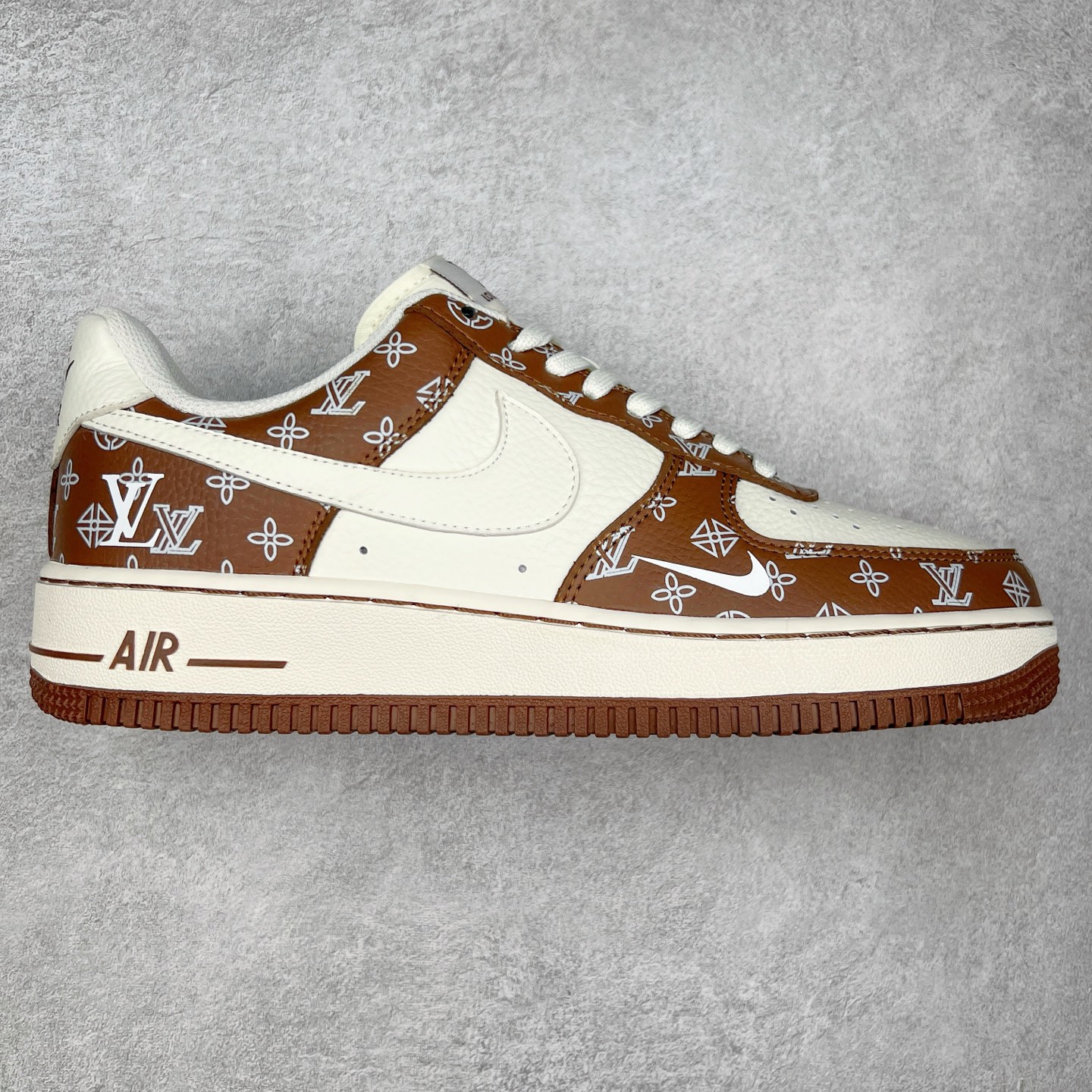 NK Air Force 1´07 Low 空军一号低帮百搭休闲运动板鞋 LW9279-018 柔软、弹性十足的缓震性能和出色的中底设计 横跨复古与现代的外型结合 造就出风靡全球 三十多年的Force 1 直到今天还深受青睐 实拍调校N版已经零色差零失真 百分百还原实物色彩所见即所得 不存在货不对板色差等低级问题 选购参考实物拍摄 不混卖不参货 只用心做好货严格选品 承诺混一赔十 尺码：36 36.5 37.5 38 38.5 39 40 40.5 41 42 42.5 43 44 44.5 45-选品中心