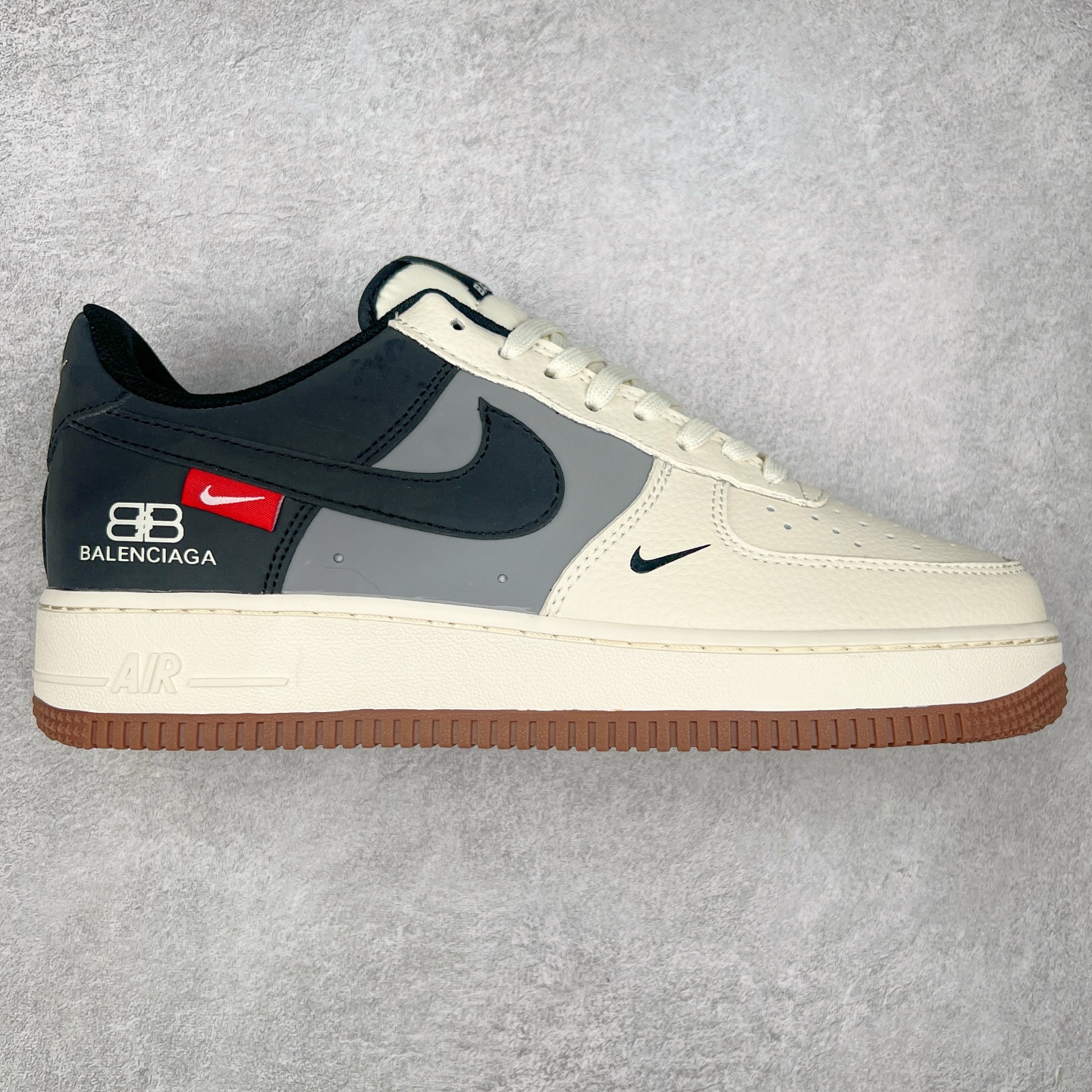 NK Air Force 1´07 Low 空军一号低帮百搭休闲运动板鞋 HJ3318-005 柔软、弹性十足的缓震性能和出色的中底设计 横跨复古与现代的外型结合 造就出风靡全球 三十多年的Force 1 直到今天还深受青睐 实拍调校N版已经零色差零失真 百分百还原实物色彩所见即所得 不存在货不对板色差等低级问题 选购参考实物拍摄 不混卖不参货 只用心做好货严格选品 承诺混一赔十 尺码：36 36.5 37.5 38 38.5 39 40 40.5 41 42 42.5 43 44 44.5 45-选品中心