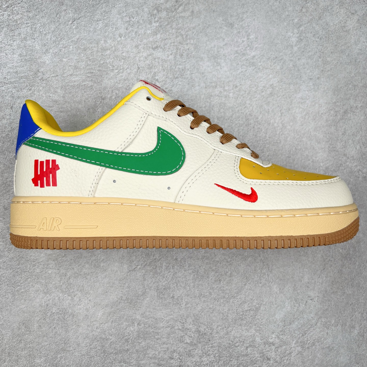 NK Air Force 1´07 Low 空军一号低帮百搭休闲运动板鞋 KB1688-005 柔软、弹性十足的缓震性能和出色的中底设计 横跨复古与现代的外型结合 造就出风靡全球 三十多年的Force 1 直到今天还深受青睐 实拍调校N版已经零色差零失真 百分百还原实物色彩所见即所得 不存在货不对板色差等低级问题 选购参考实物拍摄 不混卖不参货 只用心做好货严格选品 承诺混一赔十 尺码：36 36.5 37.5 38 38.5 39 40 40.5 41 42 42.5 43 44 44.5 45-选品中心