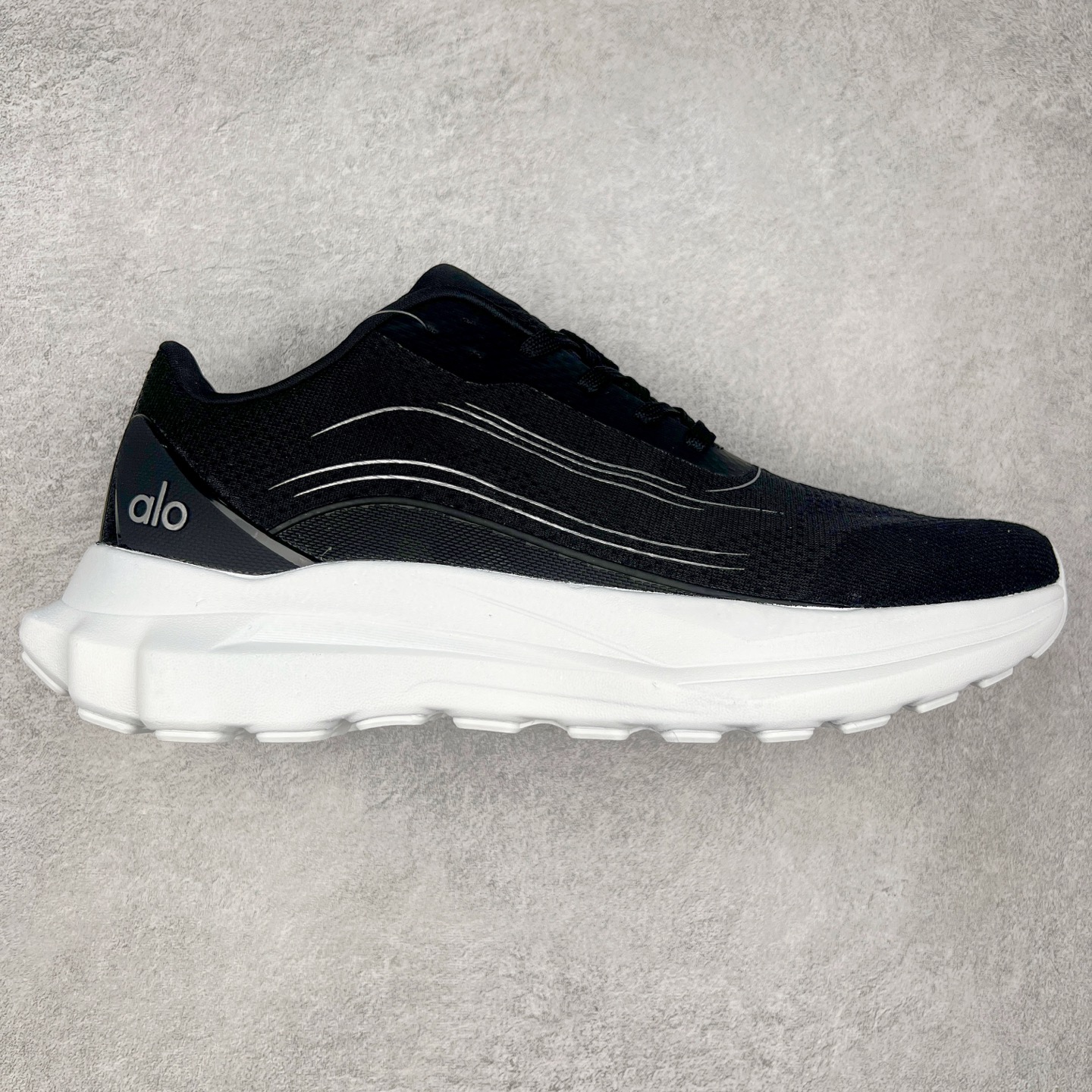 Alo yoga Alo Runner 舒适百搭防滑耐磨低帮跑步鞋 Alo Yoga于2007年创立于洛杉矶，意在传播有意识的运动，同时激发人们的健康意识与创造力。品牌的核心理念在于制作能够带来完美体验的瑜伽服饰与功能性单品，让有意识的运动触入并改变生活。Alo Yoga将其设计延伸到日常服饰概念，坚持不懈地捕捉当代时尚潮流，将品牌的运动美学理念、精致前卫的设计与舒适功能面料完美结合。与此同时，Alo Yoga的设计受到了时尚界人士与名人们的追捧，Talor Swift、Kendall Jenner等街拍照片中都曾出现品牌不同单品的身影。尺码：36 36.5 37.5 38 38.5 39 40 40.5 41 42 42.5 43 44 44.5 45-选品中心