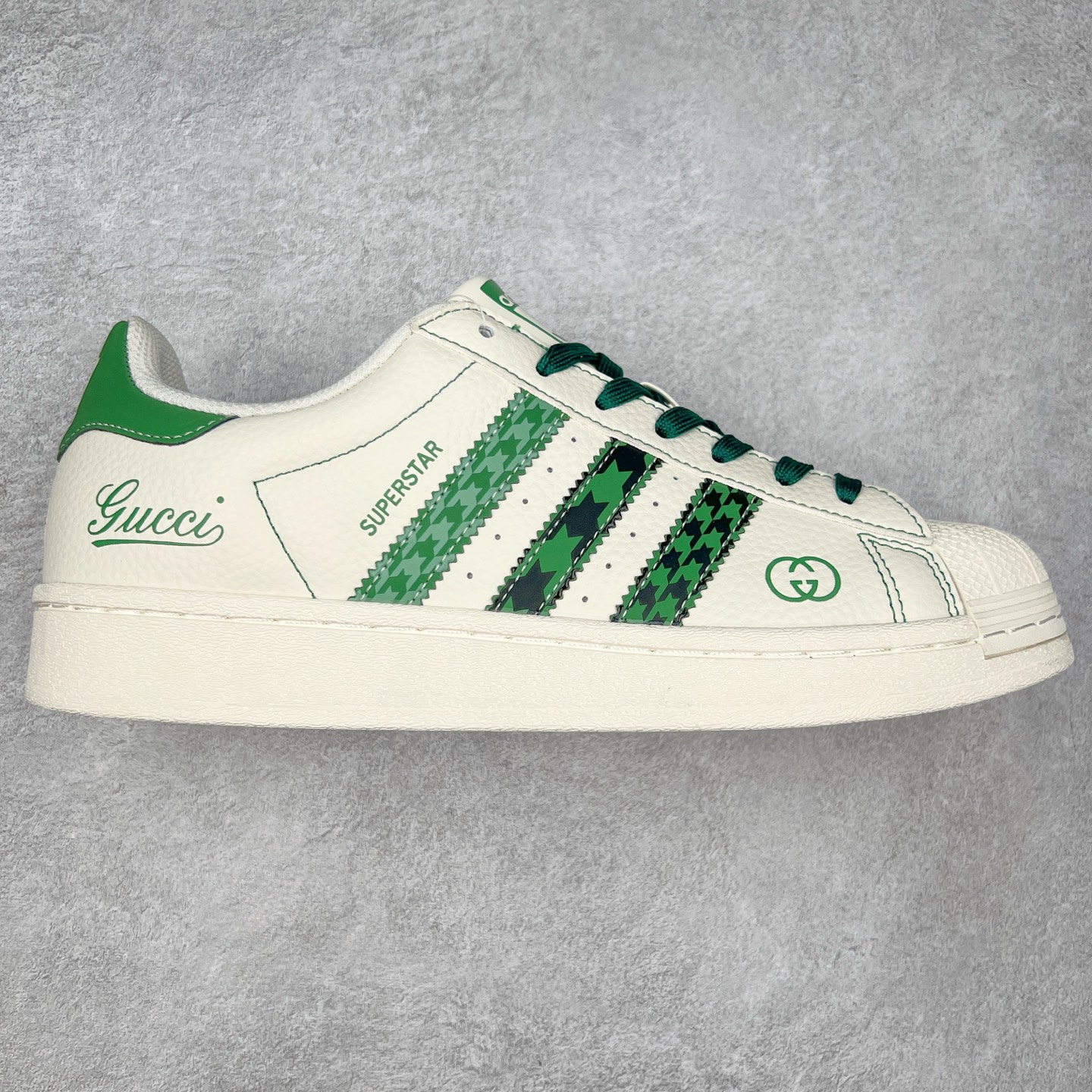 ＃C2 AD Originals Superstar 经典复古贝壳头板鞋 DS0022 诞生于1969年 是第一双将全皮面鞋 身与橡胶鞋头结合在一起的低帮篮球鞋 Superstar最开始 是作为高帮篮球鞋Pro Model的低帮版本而出现的 但因为其独特和醒目的橡胶鞋头造型而让大家熟知 被大家形象地称为\\\”shelltoe\\\”贝壳头 在70年代的美国职业篮球场上 接近3/4的NBA球员都将这双Superstar作为场上用鞋 80年代之后 经过不断的改良和发展 Superstar逐渐成为横跨时装、音乐、街头文化、休闲和运动等各大领域的时尚潮鞋 尺码：36 36.5 37 38 38.5 39 40 40.5 41 42 42.5 43 44 44.5 45-选品中心