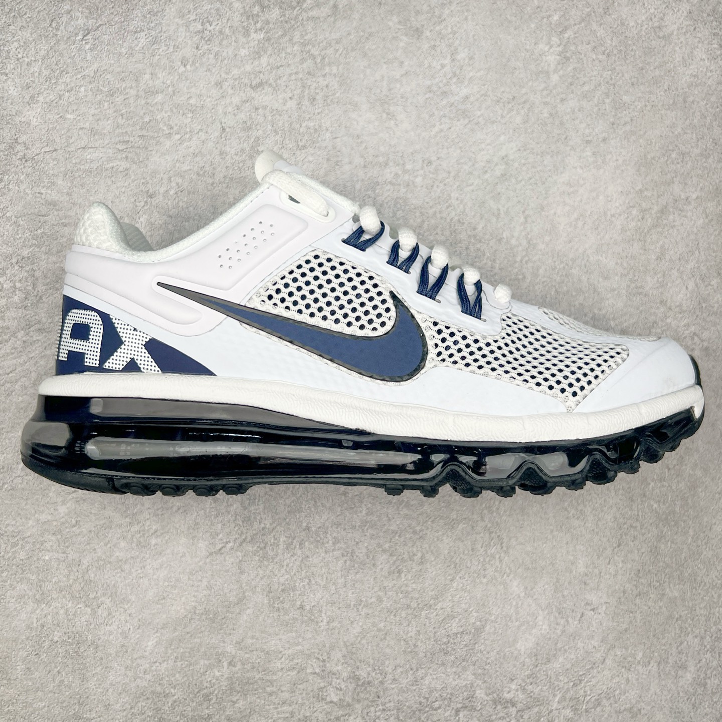 NK Air Max 2013 经典舒适时尚耐磨透气低帮气垫跑步鞋 HF3660-101 携时尚设计闪亮回归 出众有型 采用网眼布细节和运动风无缝覆面 助你保持清爽感受 塑就焕新造型 经典 Flywire 设计搭配经典全掌型 Max Air 缓震配置 缔造出众舒适感和支撑效果实拍调校N版已经零色差零失真 百分百还原实物色彩所见即所得 不存在货不对板色差等低级问题 选购参考实物拍摄 不混卖不参货 只用心做好货严格选品 承诺混一赔十 尺码：36 36.5 37.5 38 38.5 39 40 40.5 41 42 42.5 43 44 44.5 45 46-选品中心