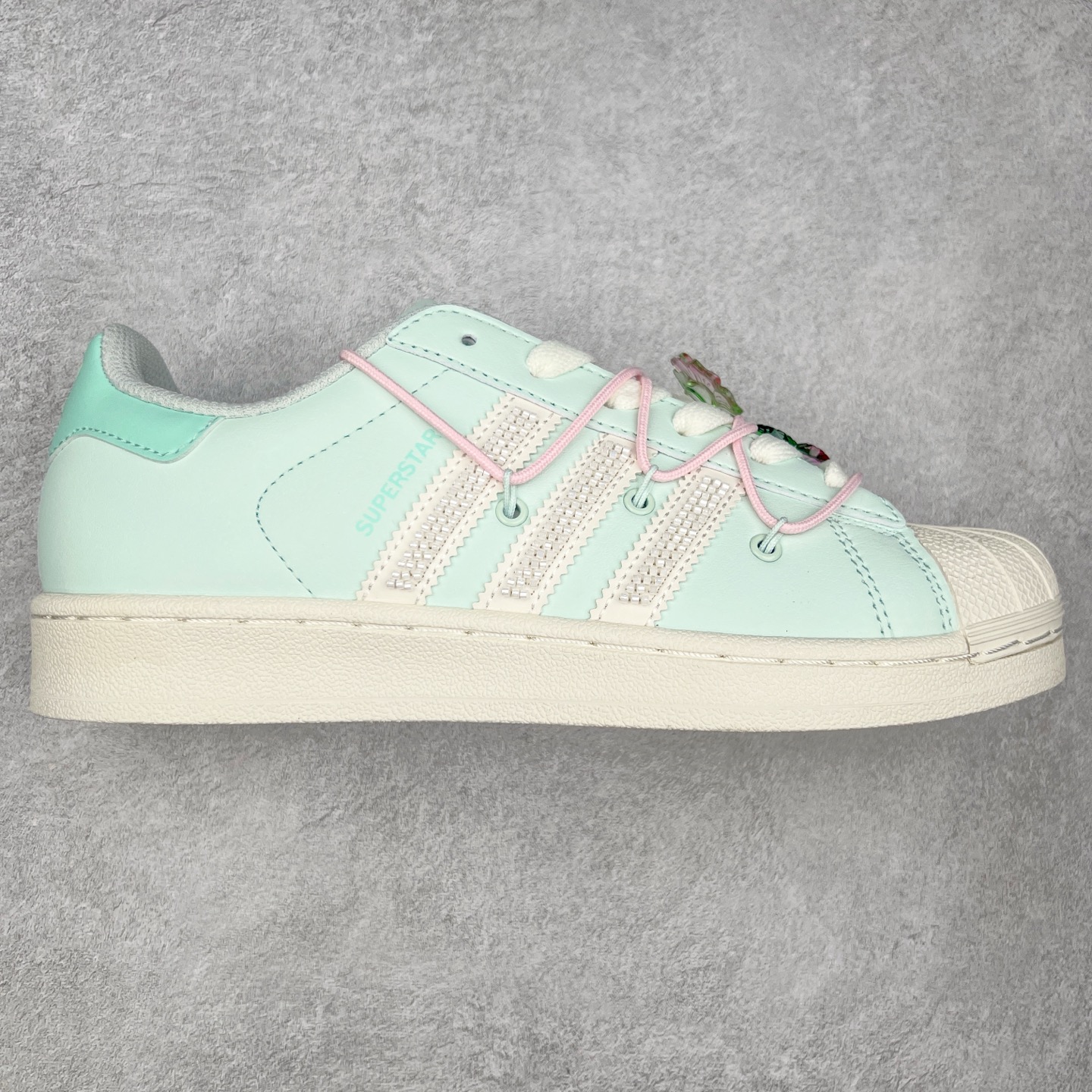 AD Originals Superstar 经典复古贝壳头板鞋 JR1333 诞生于1969年 是第一双将全皮面鞋 身与橡胶鞋头结合在一起的低帮篮球鞋 Superstar最开始 是作为高帮篮球鞋Pro Model的低帮版本而出现的 但因为其独特和醒目的橡胶鞋头造型而让大家熟知 被大家形象地称为\\\”shelltoe\\\”贝壳头 在70年代的美国职业篮球场上 接近3/4的NBA球员都将这双Superstar作为场上用鞋 80年代之后 经过不断的改良和发展 Superstar逐渐成为横跨时装、音乐、街头文化、休闲和运动等各大领域的时尚潮鞋 尺码：36 36.5 37 38 38.5 39 40 40.5 41 42 42.5 43 44 44.5 45-选品中心