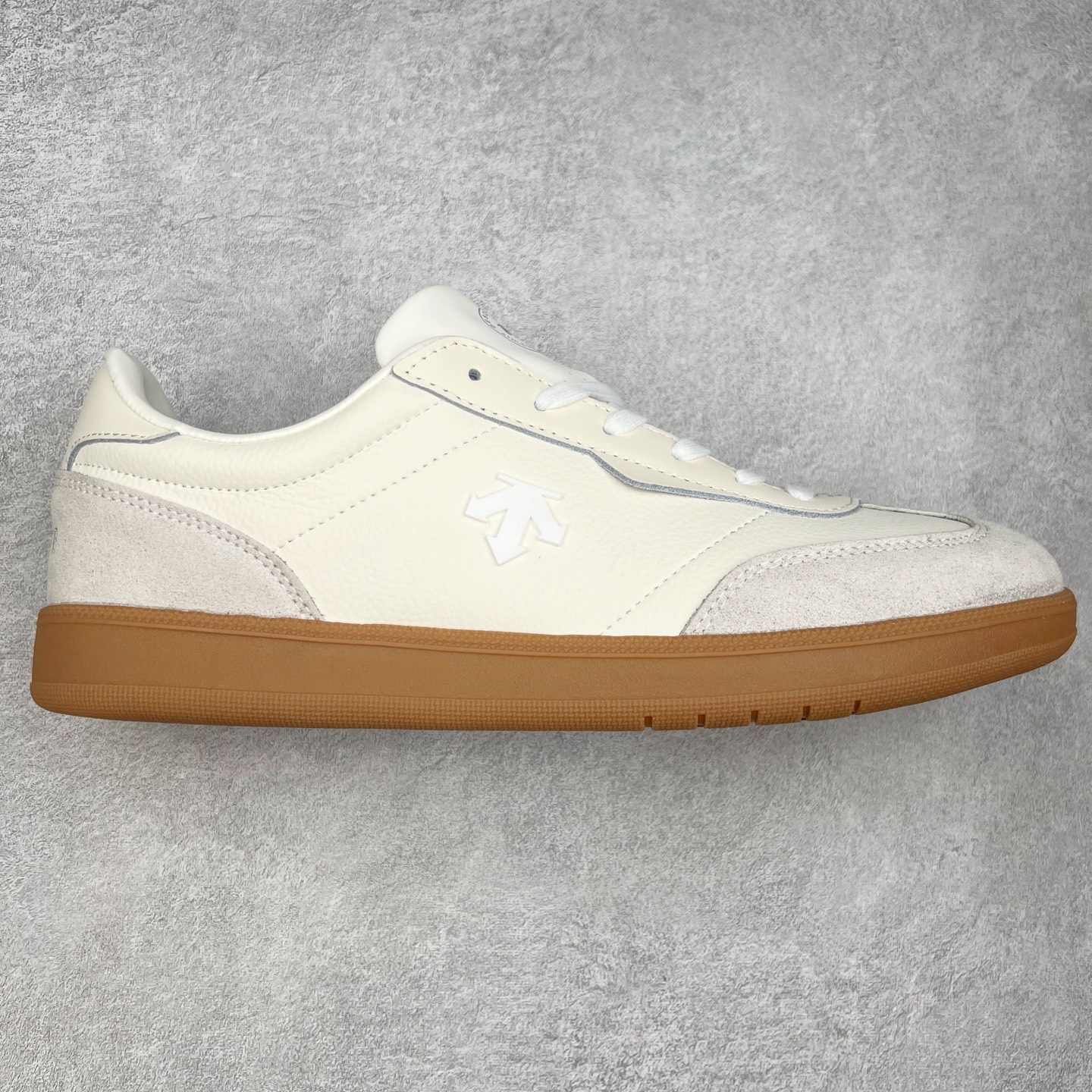 DESCENTE 迪桑特复古拼接舒适百搭耐磨低帮生活休闲鞋 DESCENTE（迪桑特）创立于1935年，品牌名取自法语词汇，意为“滑降”。品牌箭头标识代表滑雪的三种技术“高速直线滑行”、“穿越”和“侧滑”，也寓意品牌在打造高端专业运动产品中不断追求完美的创新精神，致力于成为中国高端专业滑雪、综训、女子、铁人三项、高尔夫的第一品牌。实拍调校N版已经零色差零失真 百分百还原实物色彩所见即所得 不存在货不对板色差等低级问题 选购参考实物拍摄 不混卖不参货 只用心做好货严格选品 承诺混一赔十 尺码：36 36.5 37.5 38 38.5 39 40 40.5 41 42 42.5 43 44 44.5 45-选品中心