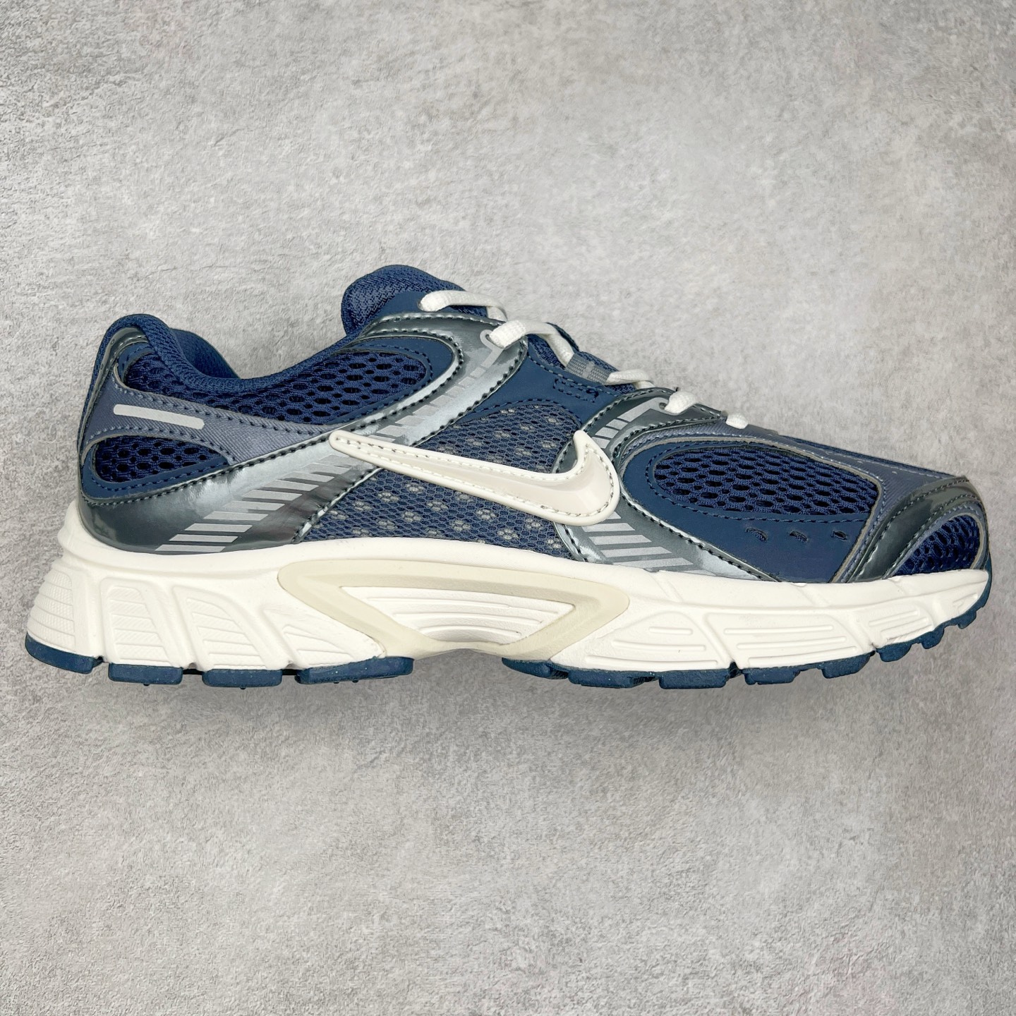 NK V5 RNR 舒适百搭防滑耐磨低帮跑步鞋 II6292-001 舒适有型适合日常穿着 该鞋款延续千禧年经典设计搭载泡绵中底 厚实而轻盈匠心细节巧搭立体耐克勾标志焕新演绎复古跑鞋 鞋款从千禧年美学汲取灵感 混搭多种材质突显层次感立体感和传统跑步风范 尺码:36 36.5 37.5 38 38.5 39 40 40.5 41 42 42.5 43 44 44.5 45-选品中心