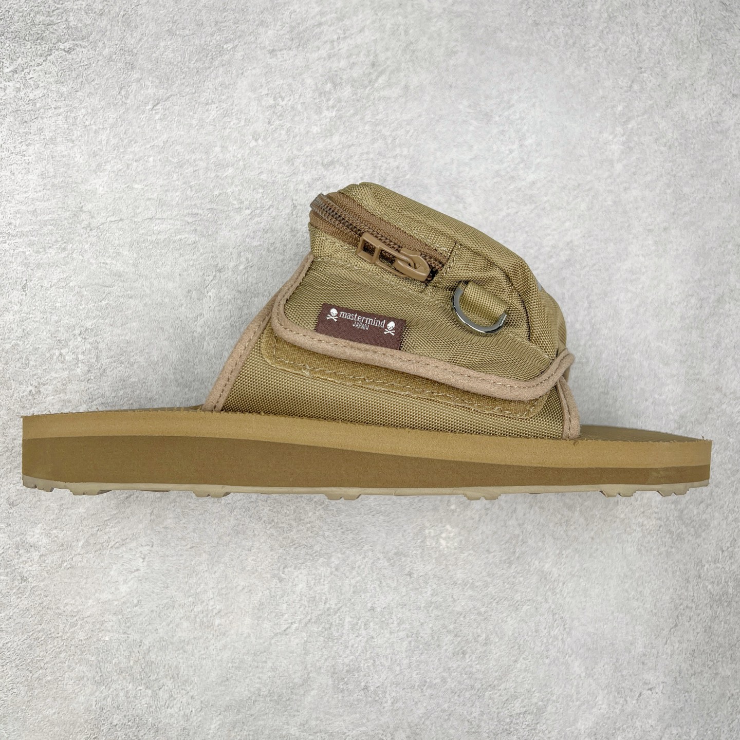 mastermind JAPAN x Suicoke MMJ联名骷髅标志刺绣露趾时尚凉拖 mastermind JAPAN 作为日本暗黑系街头品牌的代表，最近终于又出联名鞋了！ 此次携手 SUICOKE￼ 带来了黑色和卡其色两款配色。 采用魔术贴鞋面，可调节设计提供了舒适度。 鞋面安排有 3M 反光 mastermind JAPAN 骷髅图案，彰显联名身份。 大口袋设计增加了存储空间和视觉冲击力。 最后搭载有 SUICOKE 一贯的 Vibram 外底收尾，增强耐用性同时保证脚感。 夏日出街该穿哪双鞋，对潮流玩家来说是个问题，SUICOKE 与 mastermind JAPAN 合作带来的新品为各位提供了新选择。 实拍调校N版已经零色差零失真 百分百还原实物色彩所见即所得 不存在货不对板色差等低级问题 选购参考实物拍摄 不混卖不参货 只用心做好货严格选品 承诺混一赔十 尺码：36 36.5 37.5 38 38.5 39 40 40.5 41 42 42.5 43 44 44.5 45 46-选品中心