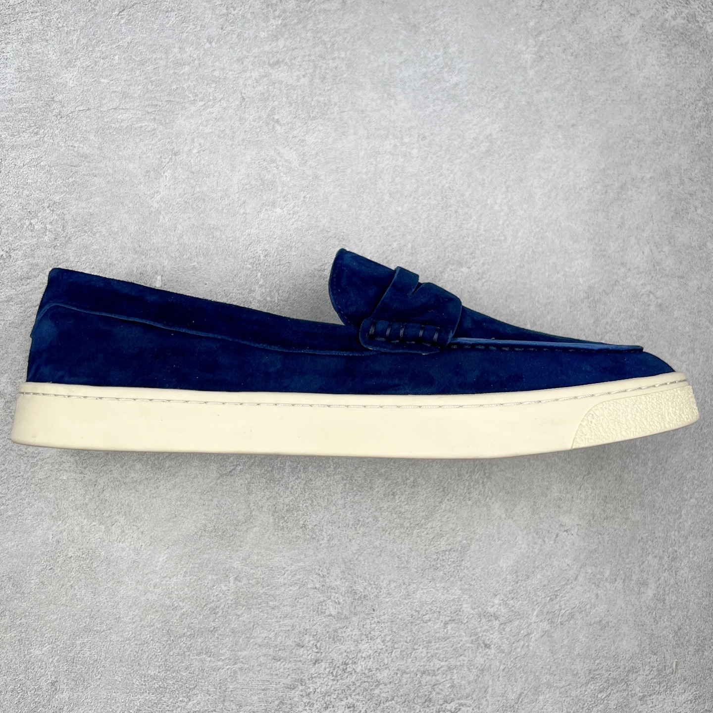 Brunello Cucinelli 小牛皮套脚圆头乐福鞋 Brunello Cucinelli是来自意大利的世界顶级奢侈品牌，被誉为低调奢华的“山羊绒之王”和“服装界真正的奢侈品”。很多人都知道羊绒Cashmere顶级、昂贵，一穿就脱不下来，还很容易和其他衣服相互搭配，但是，再也没有比Brunello Cucinelli 这个品牌更懂得把顶级的羊绒面料设计出一种“低调的奢华”的风格。尺码：37 38 39 40 41 42 43 44 45 46-选品中心