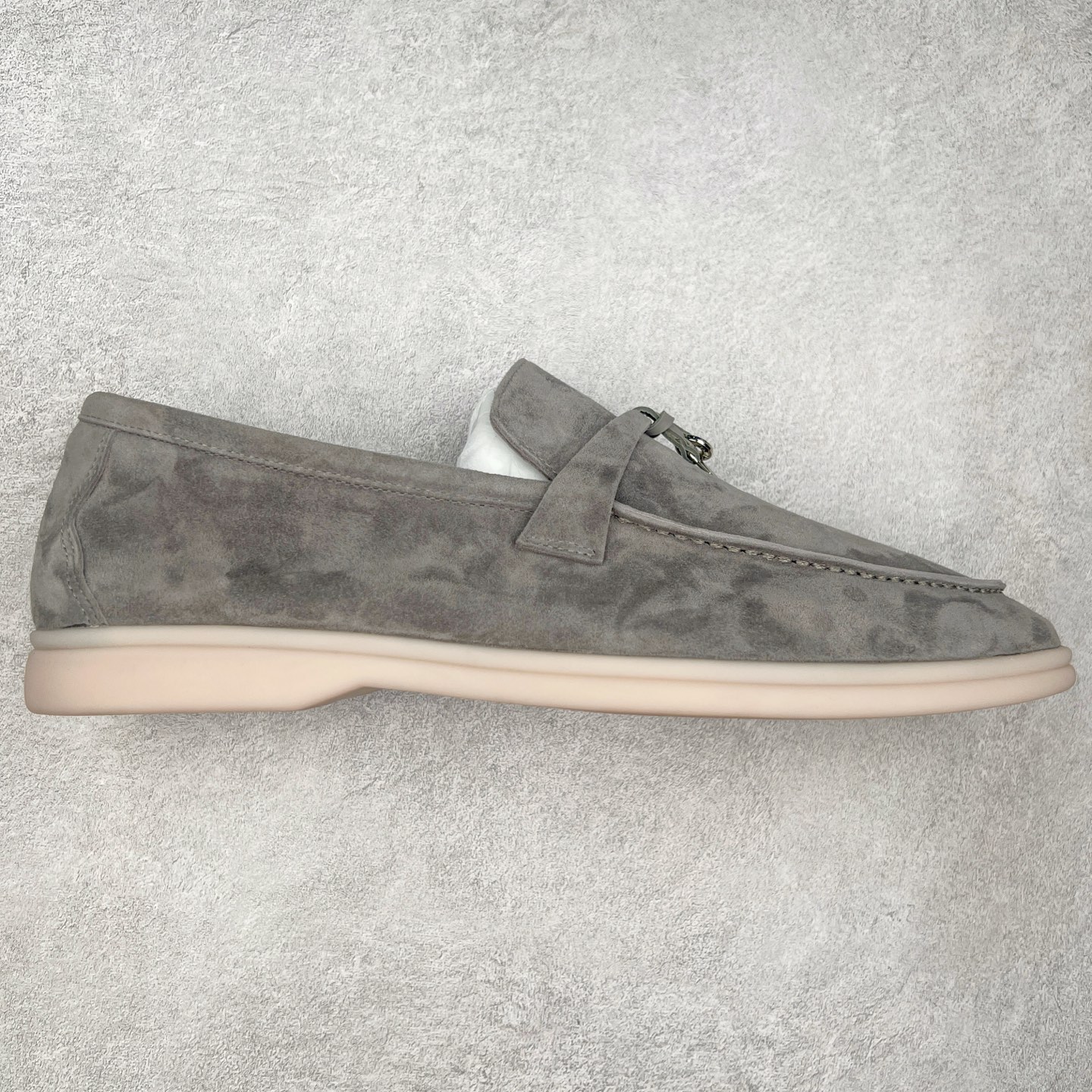 Brunello Cucinelli 小牛皮套脚圆头乐福鞋 Brunello Cucinelli是来自意大利的世界顶级奢侈品牌，被誉为低调奢华的“山羊绒之王”和“服装界真正的奢侈品”。很多人都知道羊绒Cashmere顶级、昂贵，一穿就脱不下来，还很容易和其他衣服相互搭配，但是，再也没有比Brunello Cucinelli 这个品牌更懂得把顶级的羊绒面料设计出一种“低调的奢华”的风格。尺码：37 38 39 40 41 42 43 44 45 46-选品中心